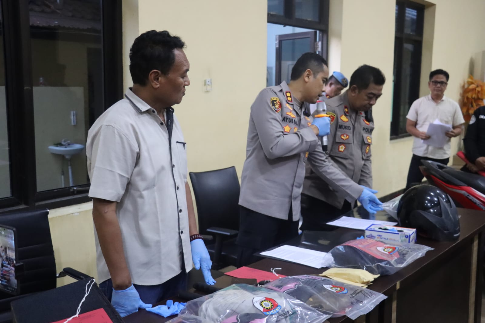 Polres Pacitan Amankan Dua Tersangka Penyiram Air Keras Penjual Tempe