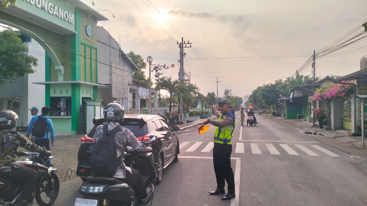 Layani Masyarakat, Personel Polsek Warujayeng Turun ke Jalan di Pagi Hari