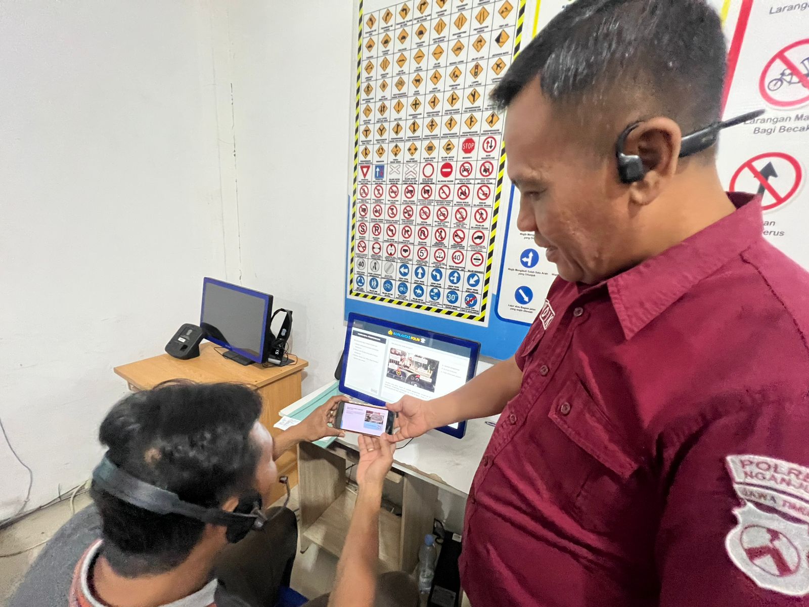 Tinggal Pakai HP, Pemohon SIM di Nganjuk Kini Diajari Simulasi Ujian Teori Sebelum Tes