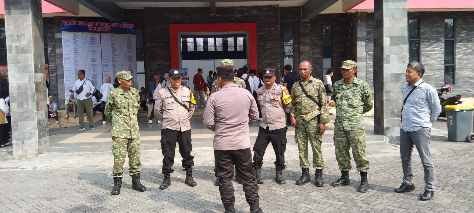 Personel Polsek Nganjuk Kota Pantau dan Amankan Giat Job Fair dan Edu Fair 2026 di GOR Bung Karno Nganjuk