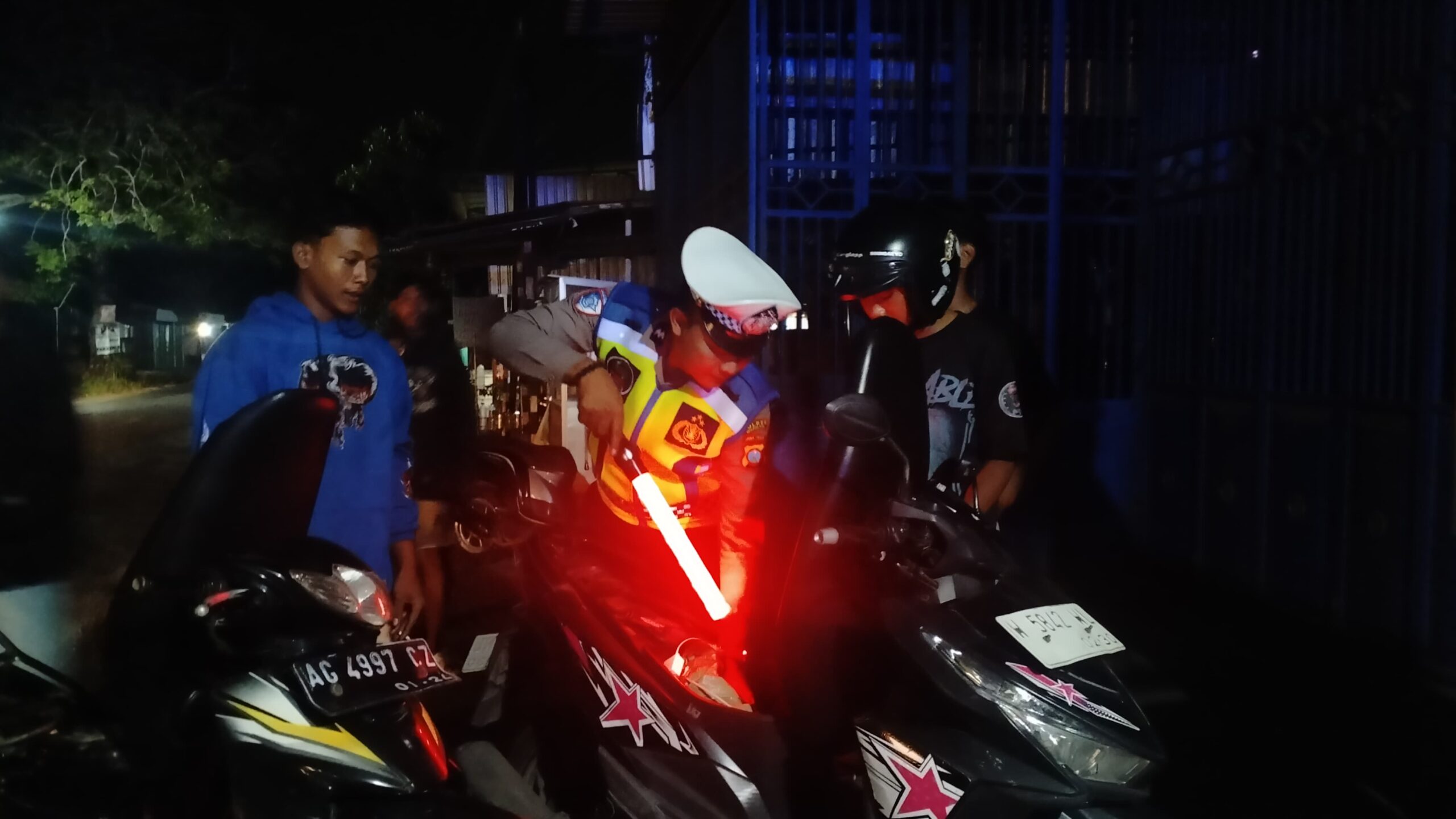 Antisipasi Kejahatan Jalanan Malam Hari, Polsek Warujayeng Gelar Razia SREG di Jln. A. Yani Tanjunganom