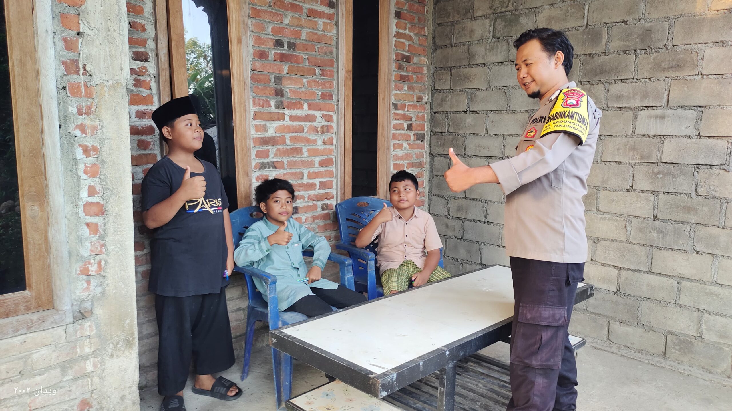 Bhabinkamtibmas Sonobekel Sosialisasikan Anti Bullying dan Tangkal Hoaks di Desa Binaan