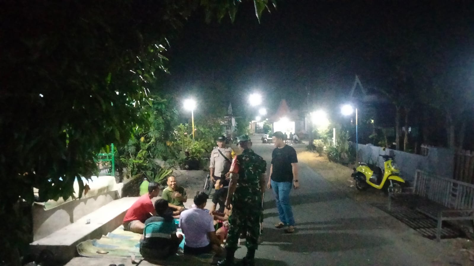 Bhabinkamtibmas Polsek Nganjuk Kota Bersama 3 Pilar Cek Poskamling, Ajak Warga Jaga Kondusifitas Lingkungan