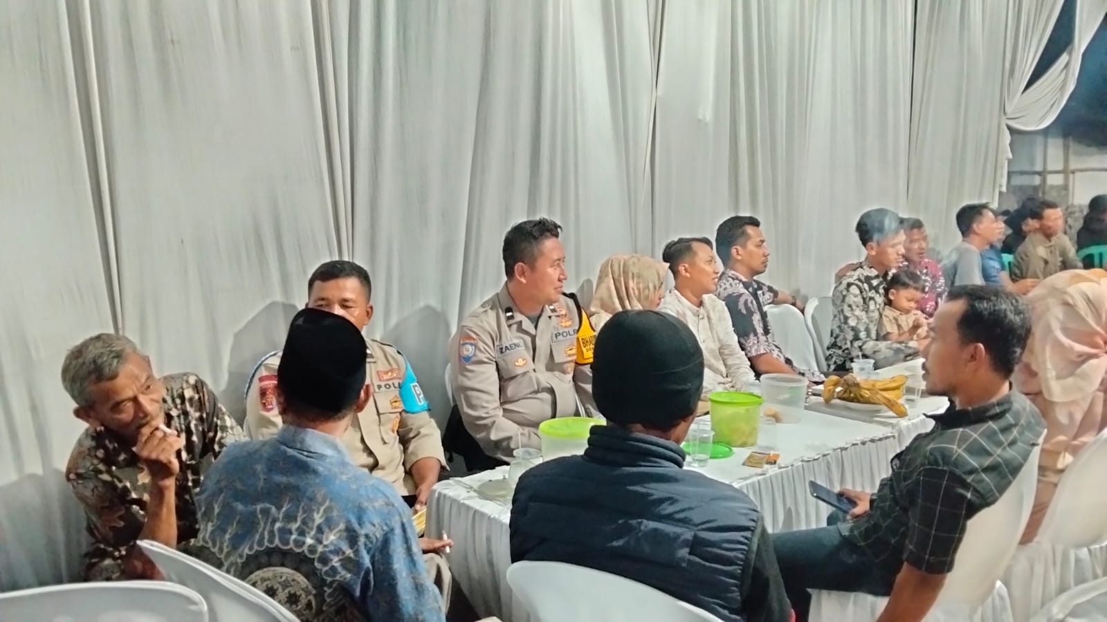Anggota Polsek Jatikalen bersama Bhabinkamtibmas dan Babinsa Desa Perning Pam Giatmas Elektun Di Desa Binaannya