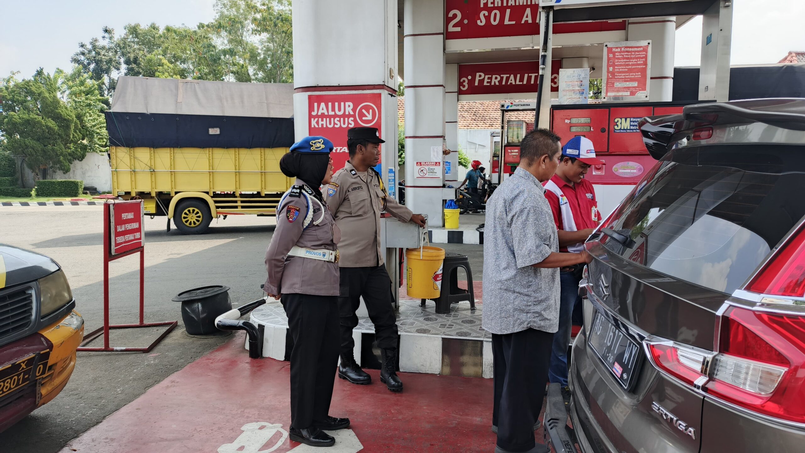 Cek Stok BBM, Patroli Samapta Sampaikan Himbauan Kamtibmas