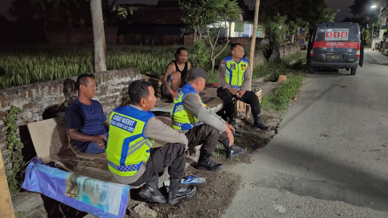 Patroli Tengah Malam, Polsek Warujayeng Ajak Warga Dipan Tanjunganom Jaga Kamtibmas