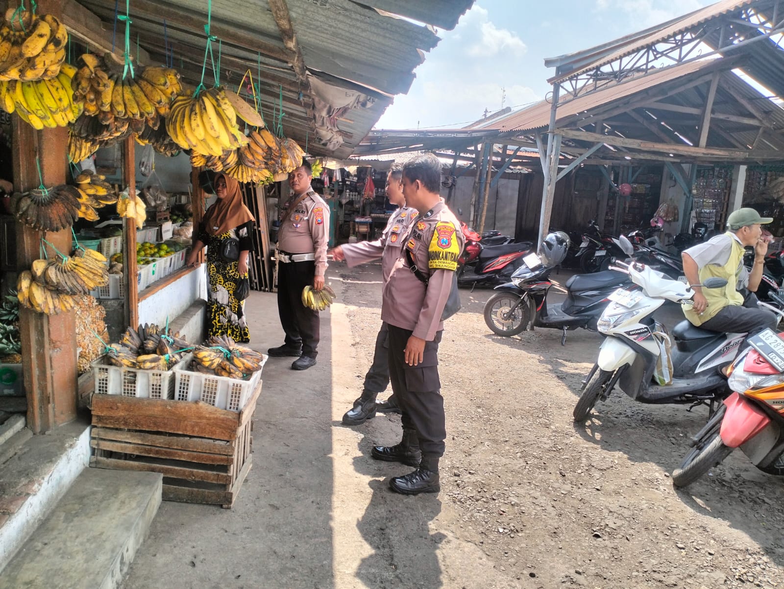 Patroli Dialogis di Pasar Warujayeng, Polsek Warujayeng Ajak Warga Jaga Kamtibmas dan Bijak Bermedia Sosial