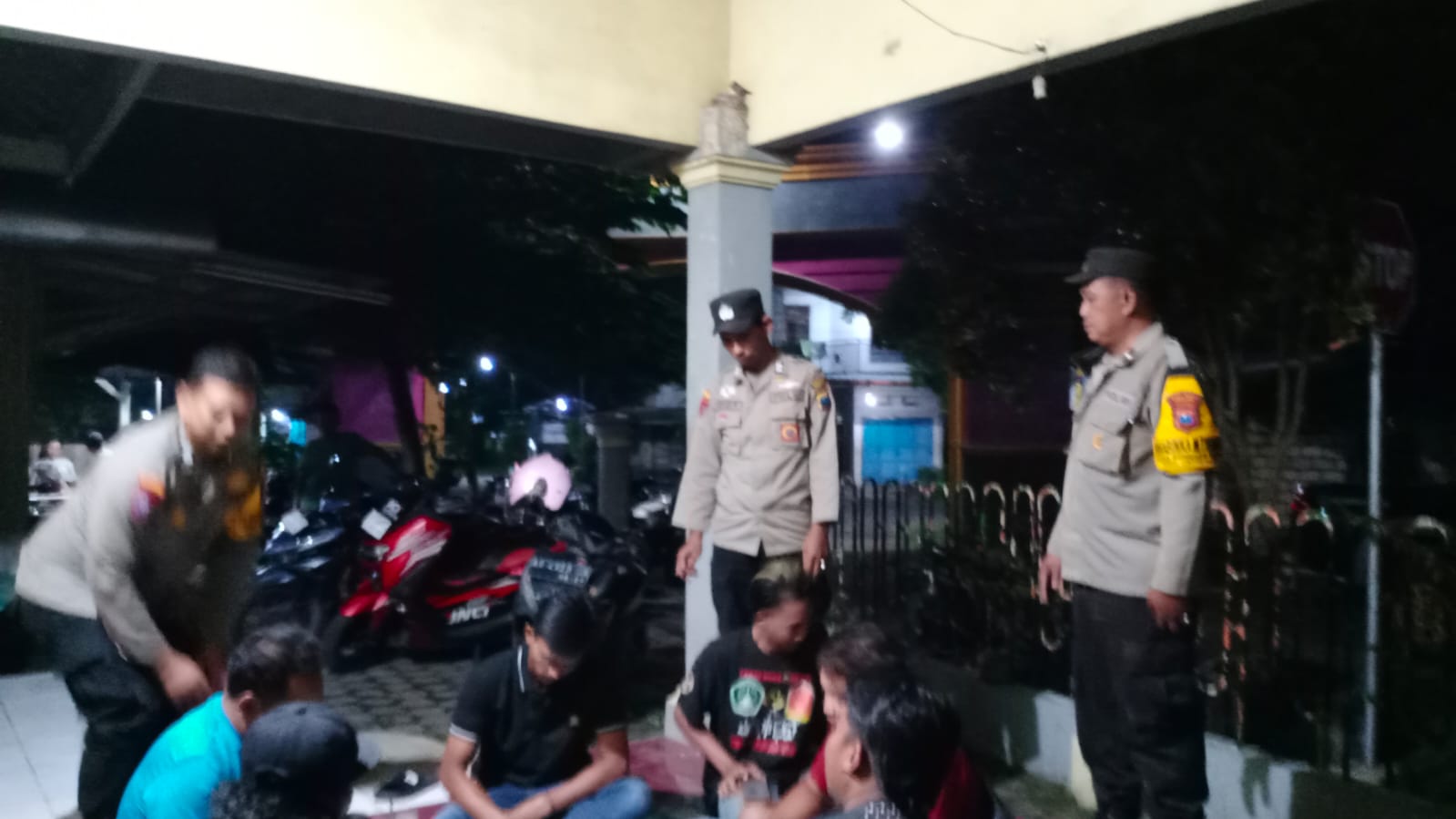 Brikan Rasa Aman, Polsek Jatikalen Gelar Patroli dialogis dengan Pemuda di Dusun Seloguno Desa Perning di Malam Hari