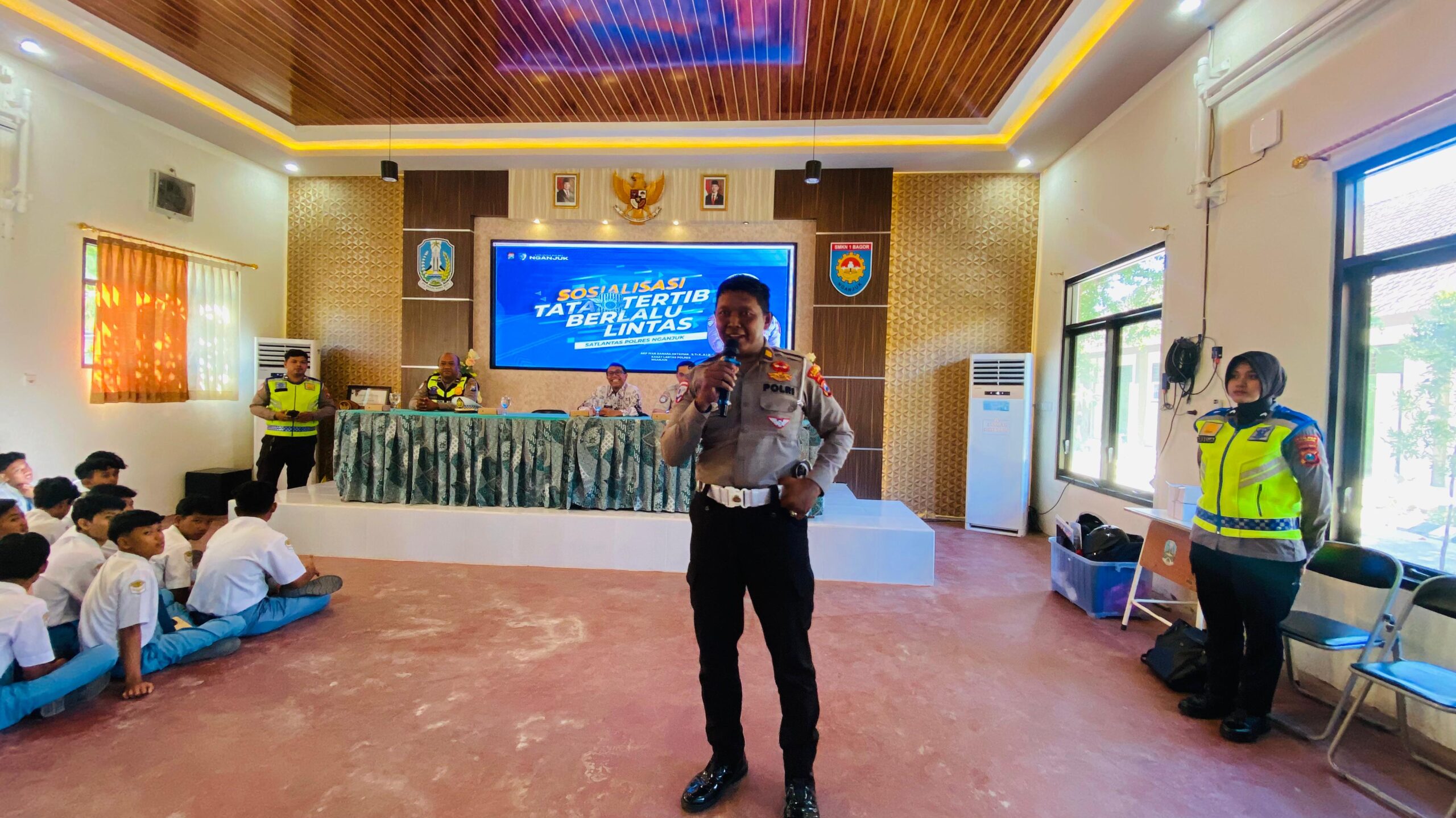 Masuk Sekolah, Polantas Nganjuk Ajak Pelajar SMKN 1 Bagor Jadi Pelopor Tertib Lalu Lintas
