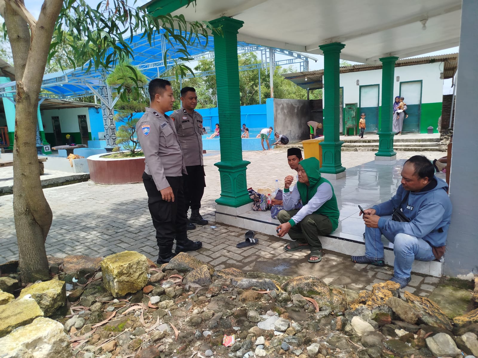 ‎Ka Spkt Polsek Jatikalen Bersama Anggotanya Patroli di Obyek Wisata Permandian Air Panas Bayu Biru