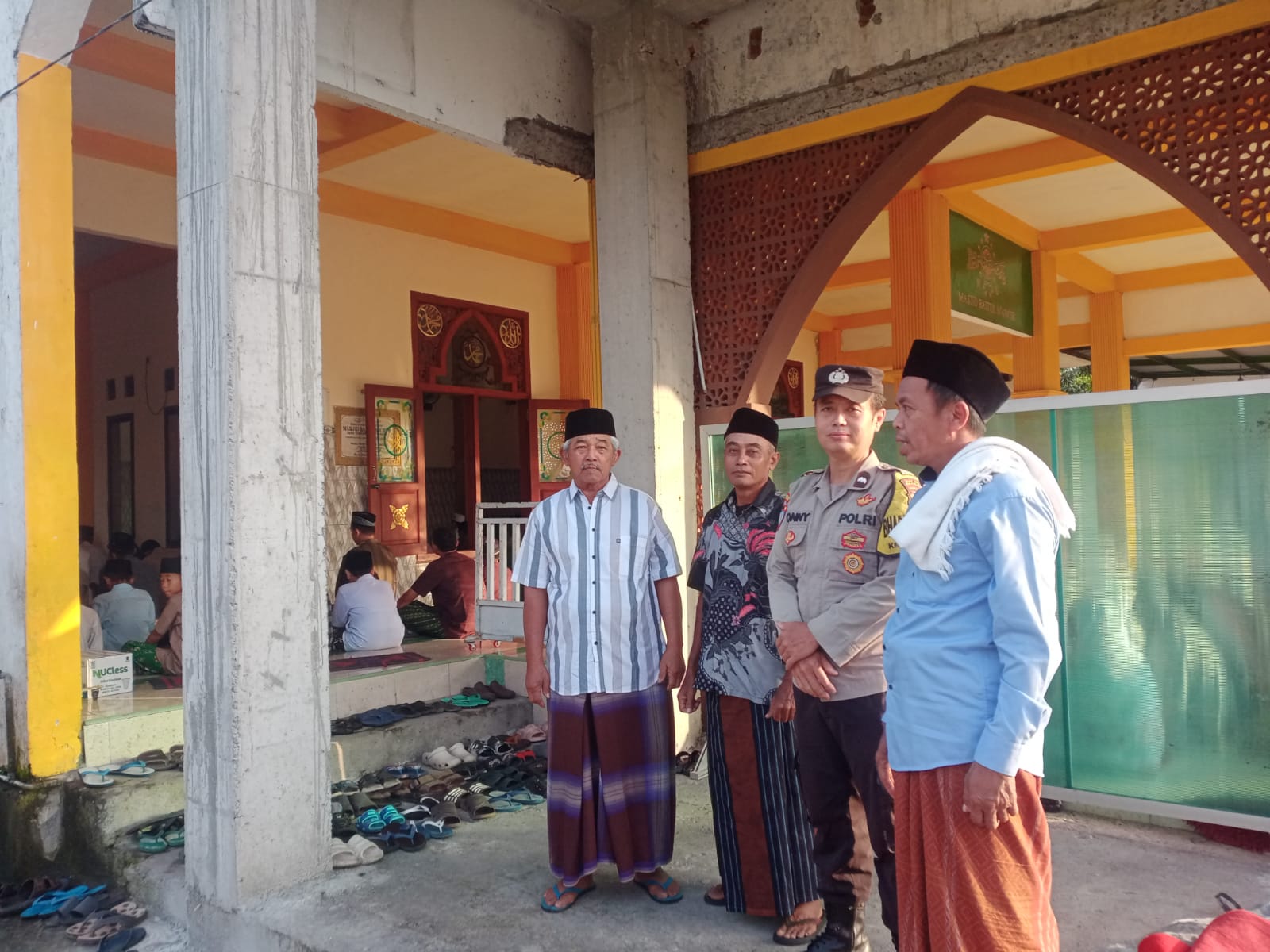 Berikan Rasa Aman, Bhabinkamtibmas Polsek Kertosono Amankan Giat Sholat Idul Adha 1447 H