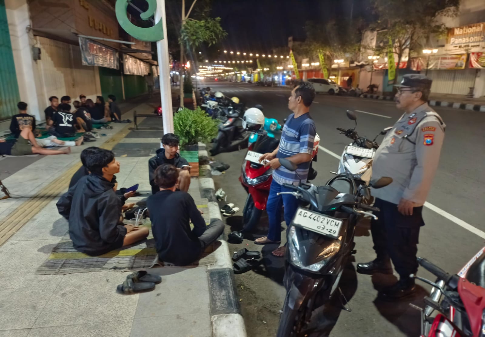 Patroli Malam, Polsek Nganjuk Kota Imbau Pemuda Jaga Kamtibmas dan Hindari Kenakalan Remaja