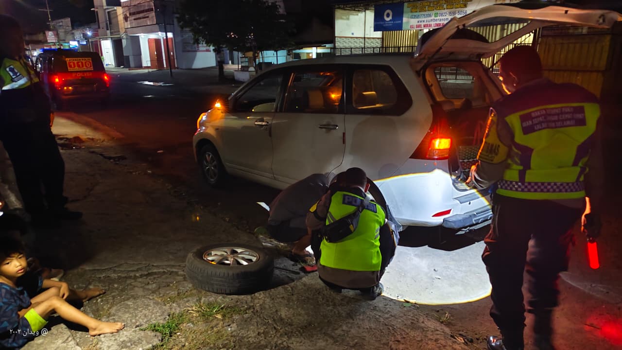 Aksi Simpatik Personel Polsek Warujayeng Bantu Pengendara Ganti Ban Pecah Saat Dini Hari