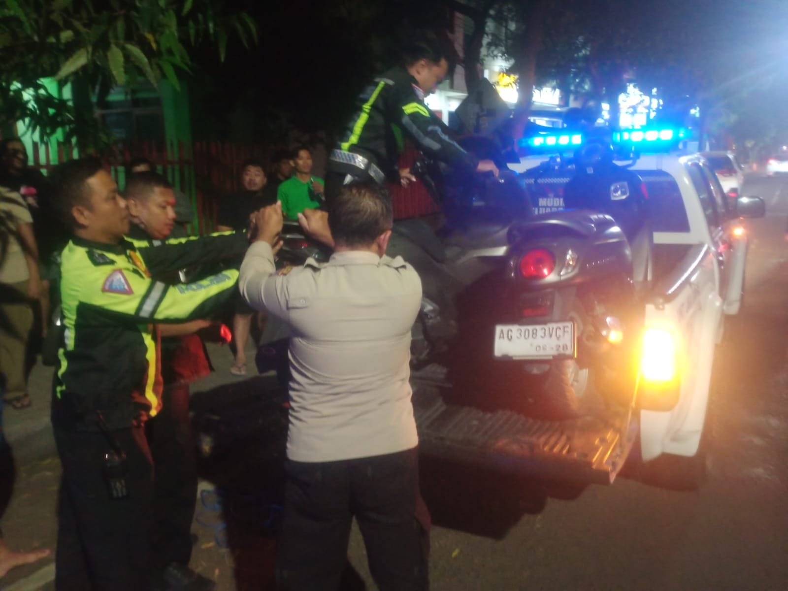 Respon Cepat, Personel Polsek Nganjuk Kota Bantu Evakuasi Korban Laka Lantas
