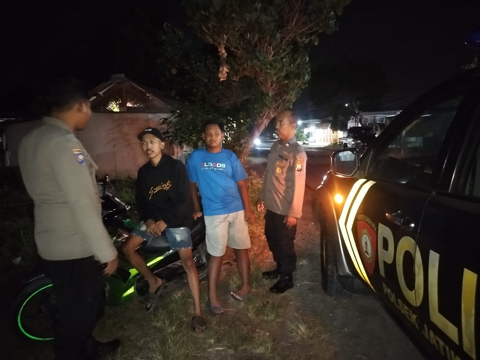 Brikan Rasa Aman, Polsek Jatikalen Gelar Patroli dialogis dengan Pemuda di Desa Munong di Malam Hari