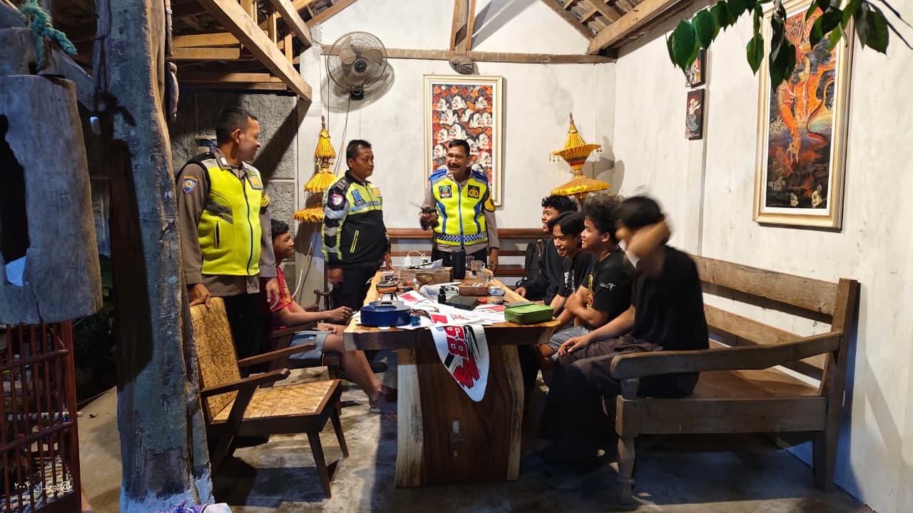 Patroli Dialogis di Warung Kopi Ketangi, Polsek Warujayeng Ajak Remaja dan Warga Jaga Kondusifitas Lingkungan