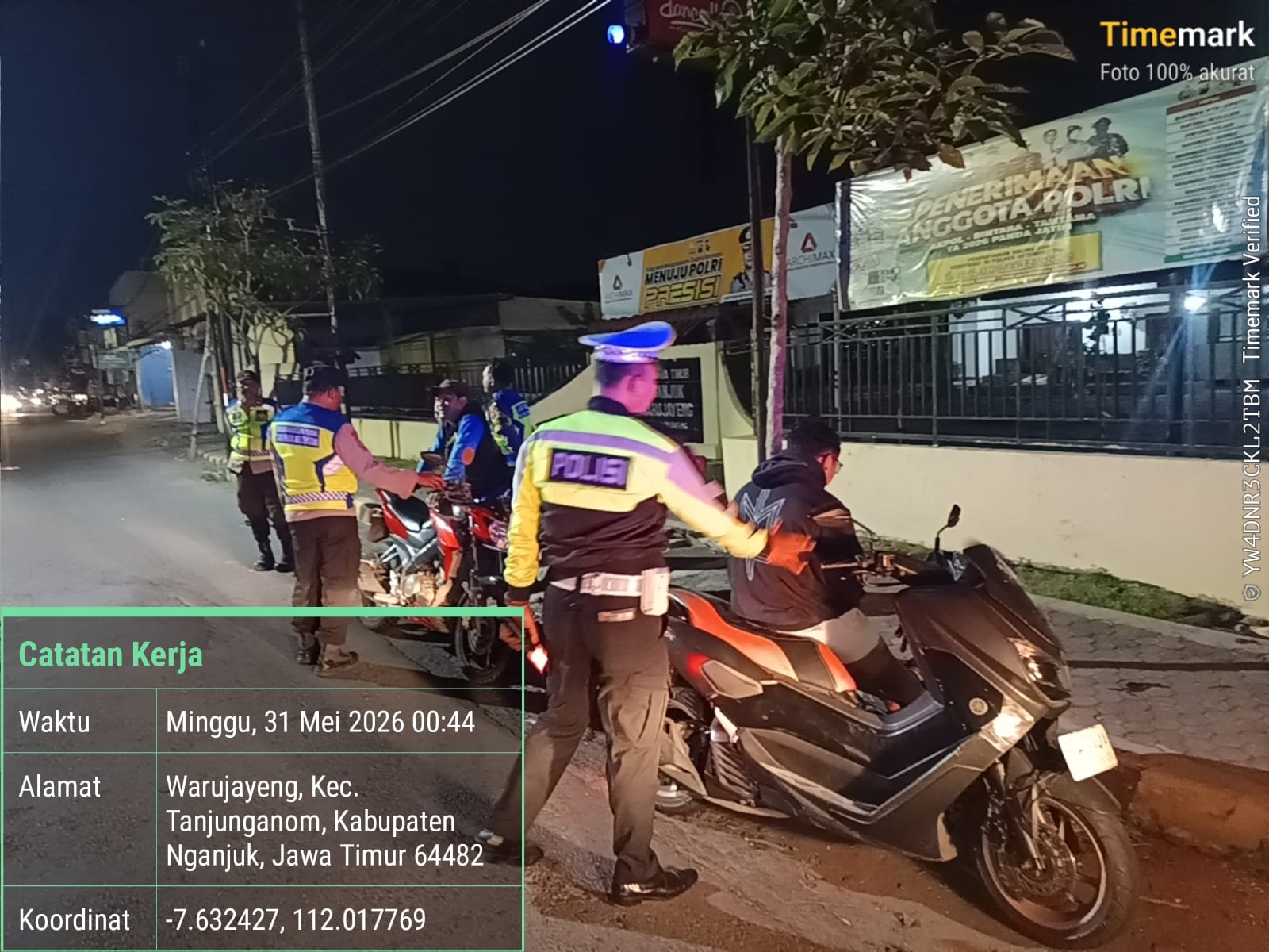 Jaga Kamtibmas Saat Malam Minggu, Polsek Warujayeng Gelar Razia Pengguna Jalan