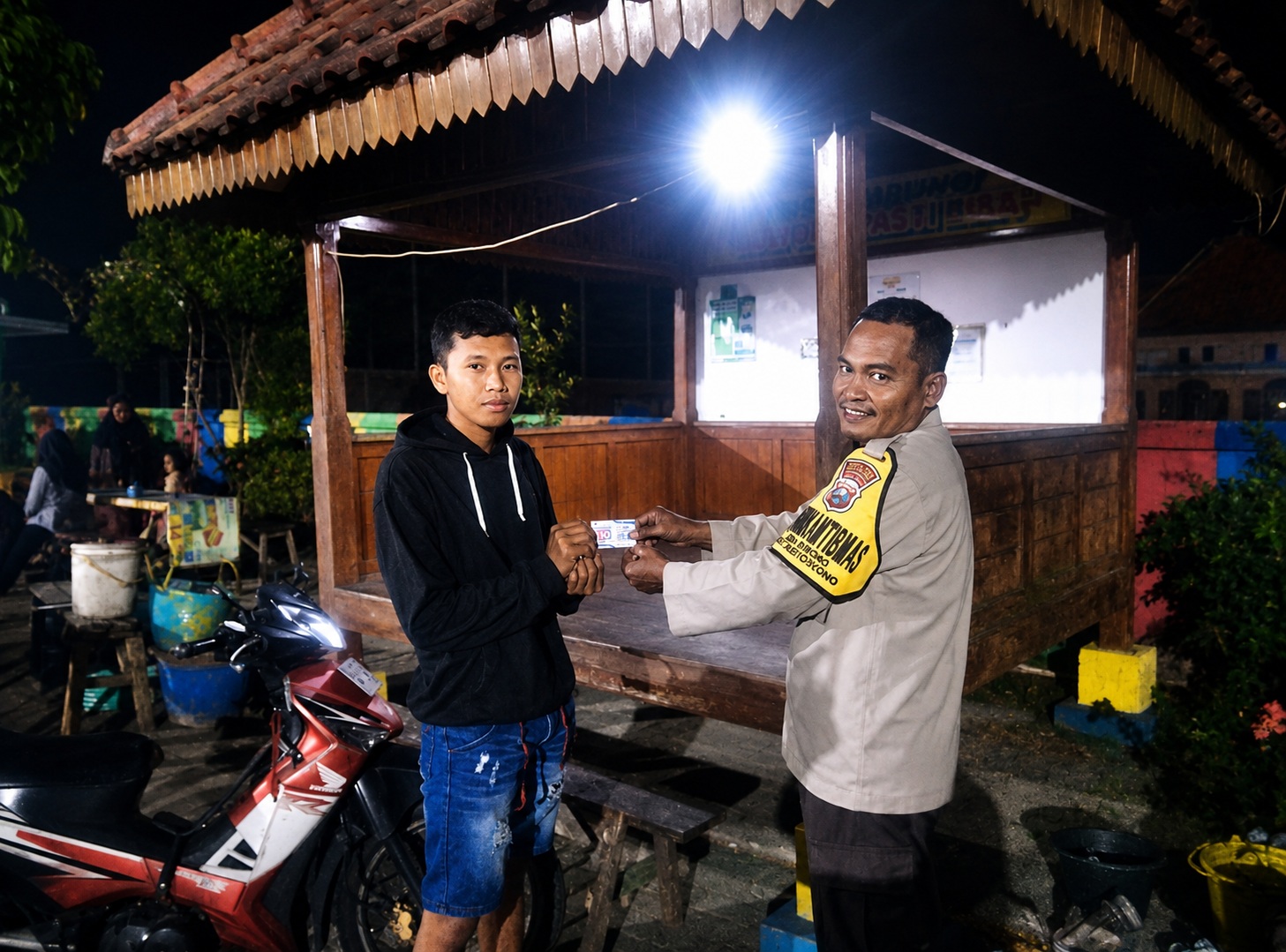 Bhabinkamtibmas Desa Juwono Bagikan Pamflet Layanan 110 Polri untuk Perkuat Pelayanan Masyarakat
