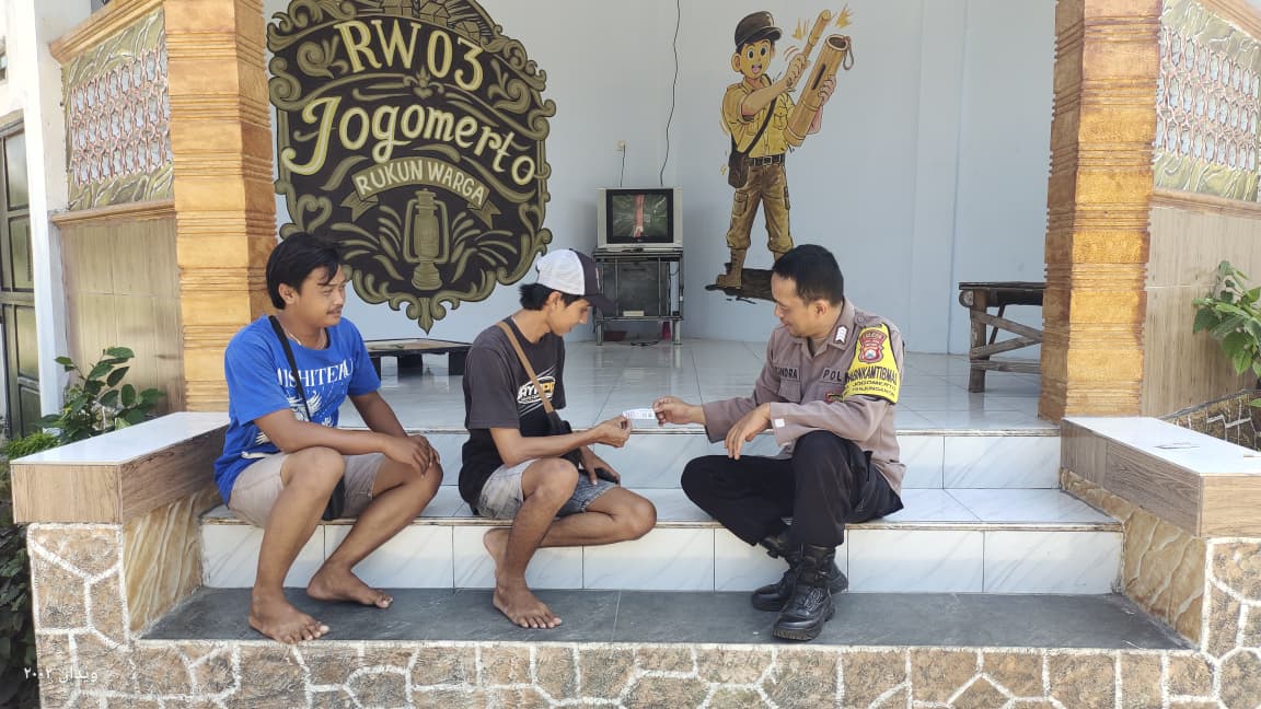 Patroli Dialogis di Desa Jogomerto, Polsek Warujayeng Sosialisasikan Layanan Hallo Polisi 110 dan Polisi Penolongku