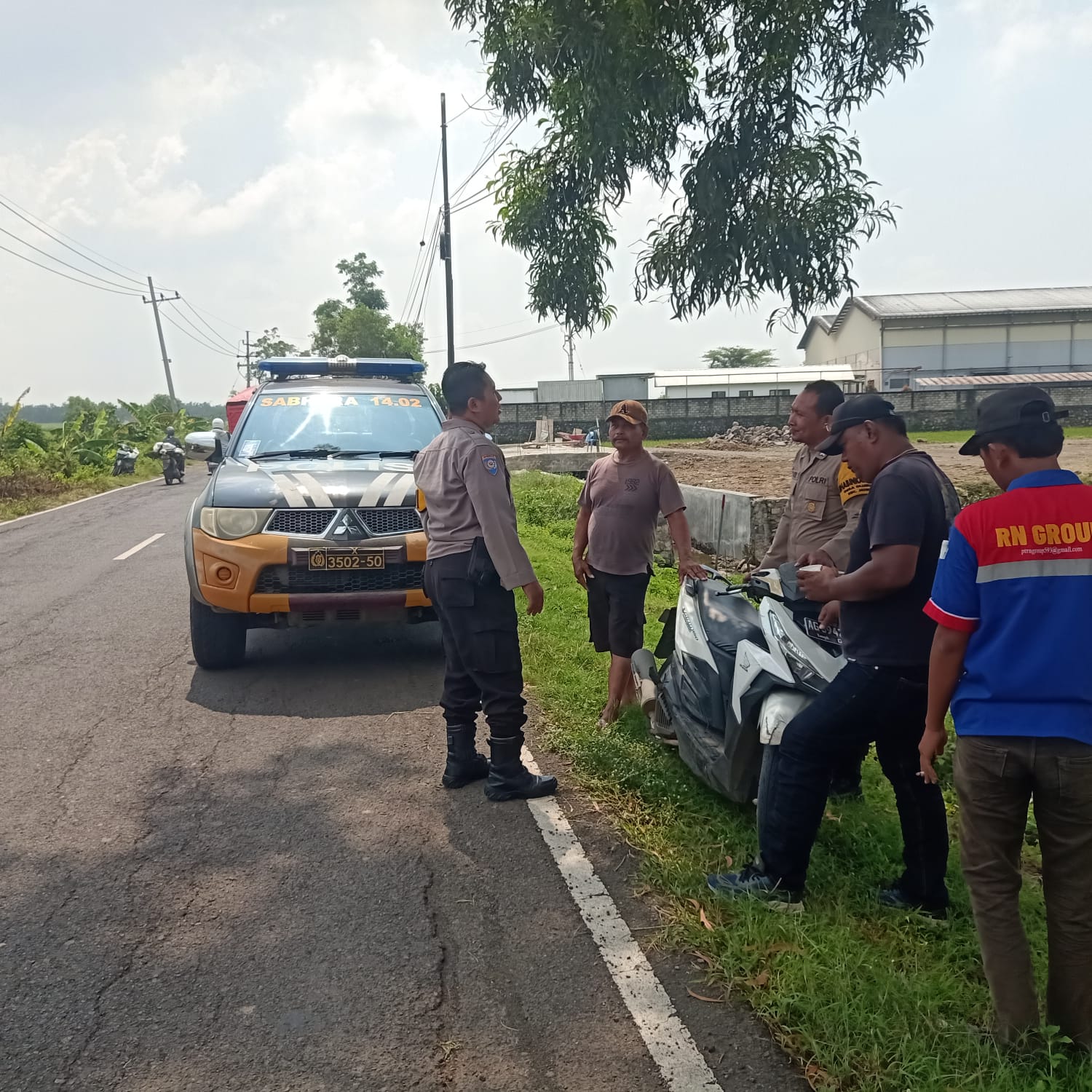 Anggota Polsek Jatikalen Patroli dan Curhat dengan Warga dan Petani Desa Ngasem di pinggir jalan raya