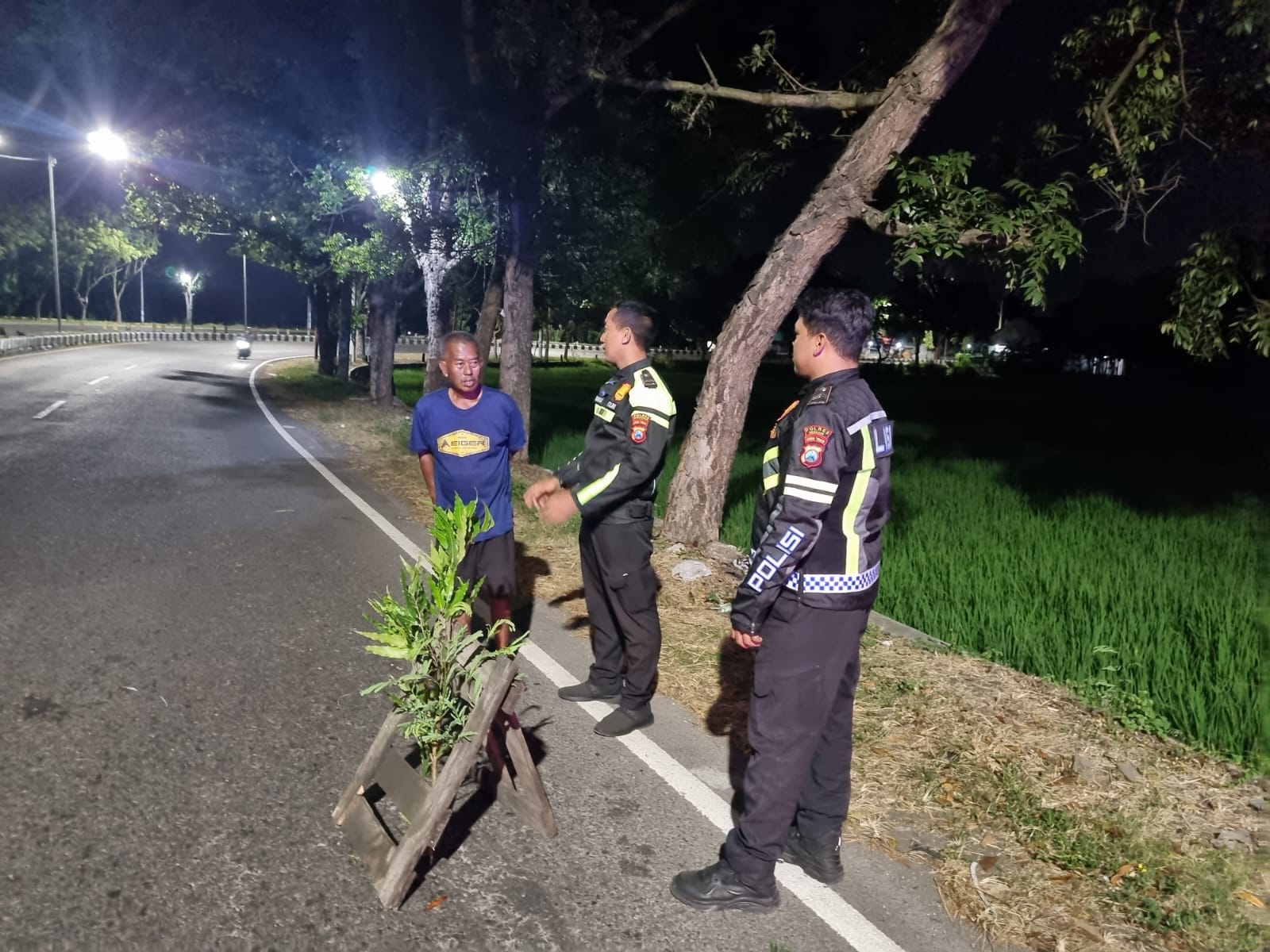 Truk Mogok di Jalur Padat Bypass Ringinanom, Polantas Nganjuk Sigap Beri Pengamanan dan Imbauan