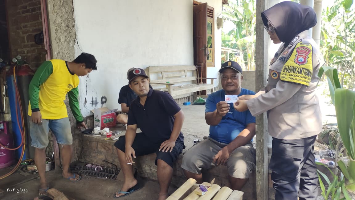 Bhabinkamtibmas Desa Ngadirejo Sambang Warga dan Sosialisasikan Layanan Hallo Polisi 110 serta Polisi Penolongku