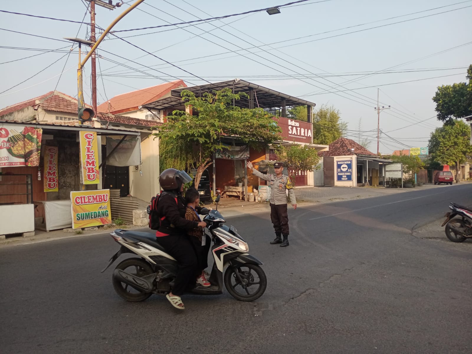 Giat Gaktur Pagi Polsek Kertosono Bantu Penyeberangan Masyarakat