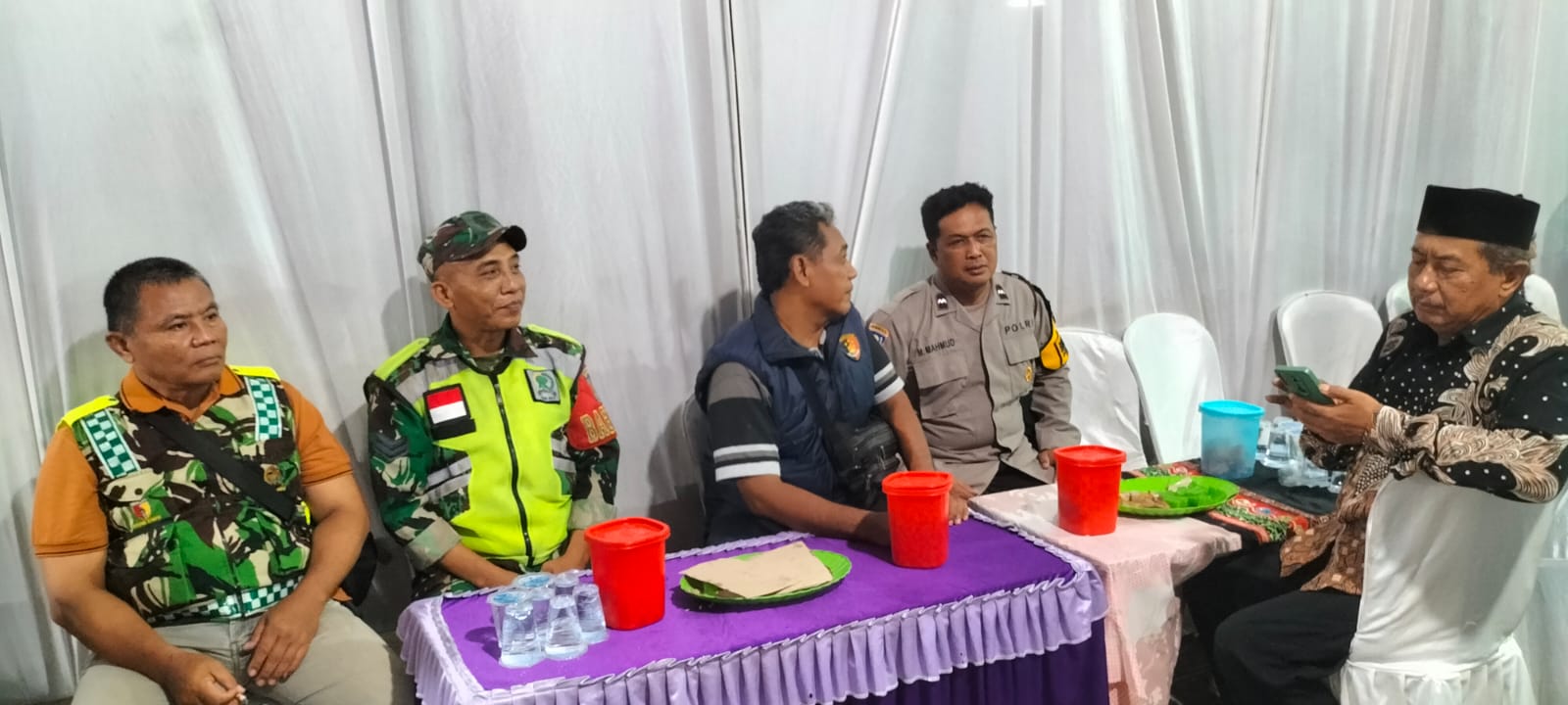 Anggota Polsek Jatikalen bersama Bhabinkamtibmas dan Babinsa Desa Gondang wetan Pam Giatmas Elektun Di Desa Binaannya