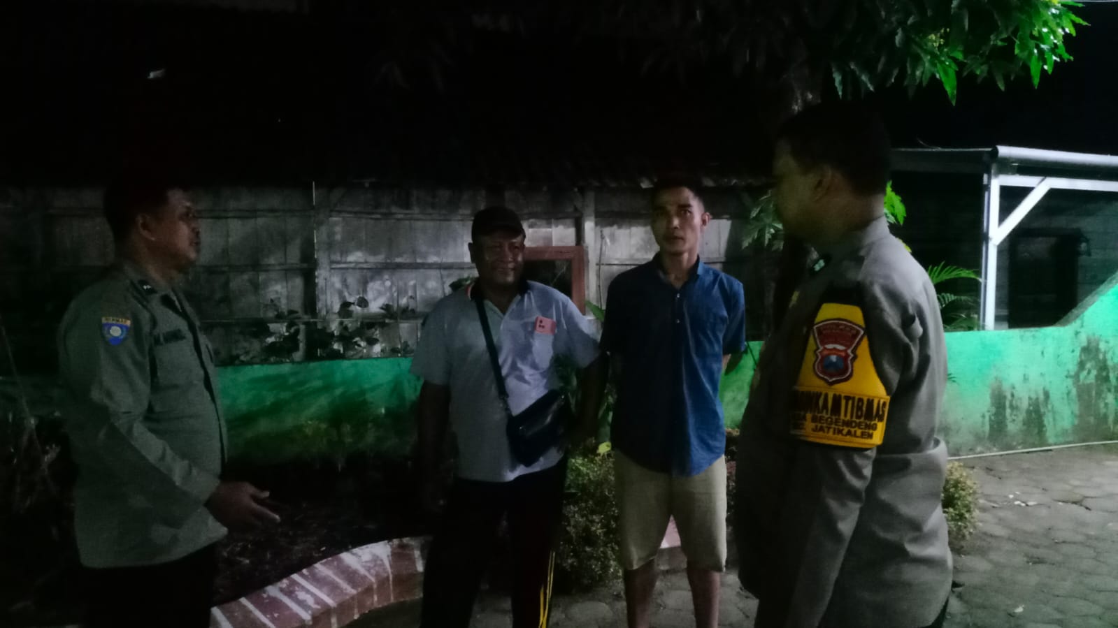 Jaga Kamtibmas Tetap Kondusif, Polsek Jatikalen Gelar Patroli Dialogis Malam Hari Bersama Warga masyarakat Desa Jatikalen