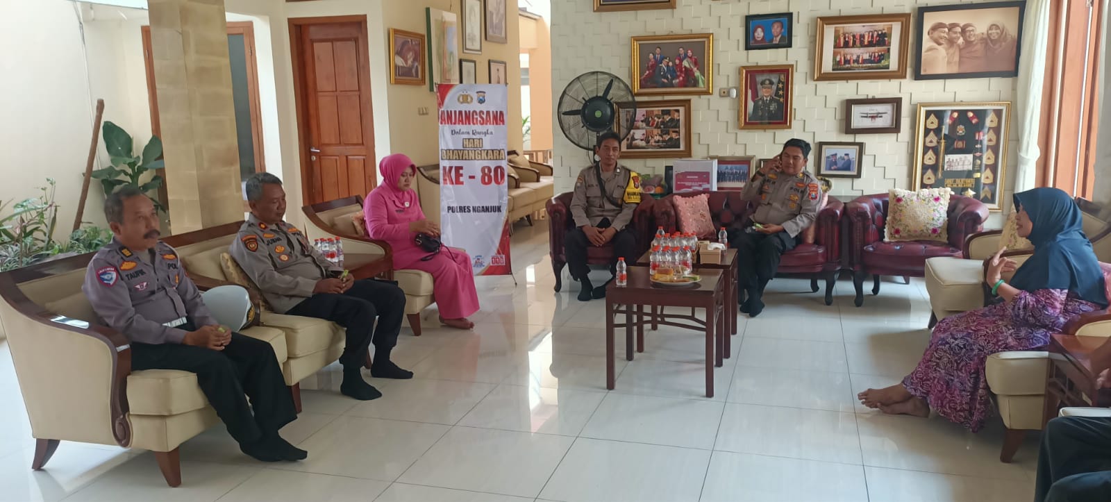 Sambut Hari Bhayangkara ke-80, Kapolsek Nganjuk Kota Gelar Anjangsana ke Keluarga Purnawirawan Polri