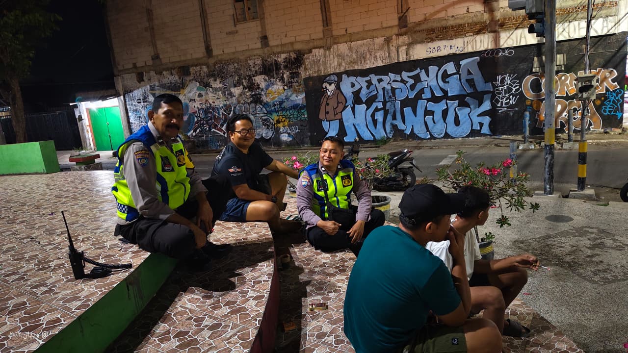 Polsek Warujayeng Gelar Patroli Dialogis di Alun-Alun, Cegah Balap Liar dan Kejahatan Jalanan Saat Malam Minggu