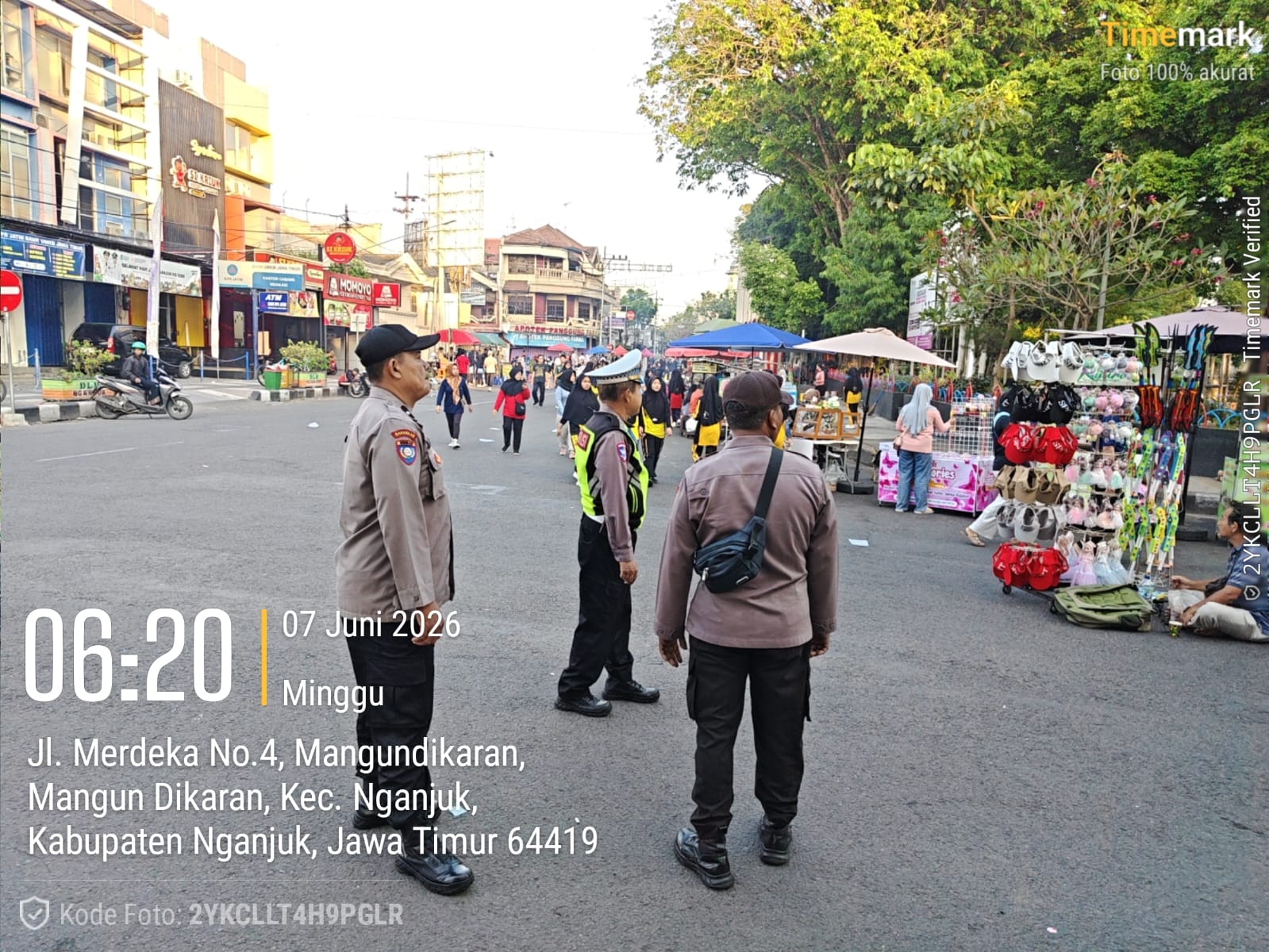 Patroli Jalan Kaki Saat Car Free Day, Polsek Nganjuk Kota Jaga Keamanan dan Kenyamanan Masyarakat
