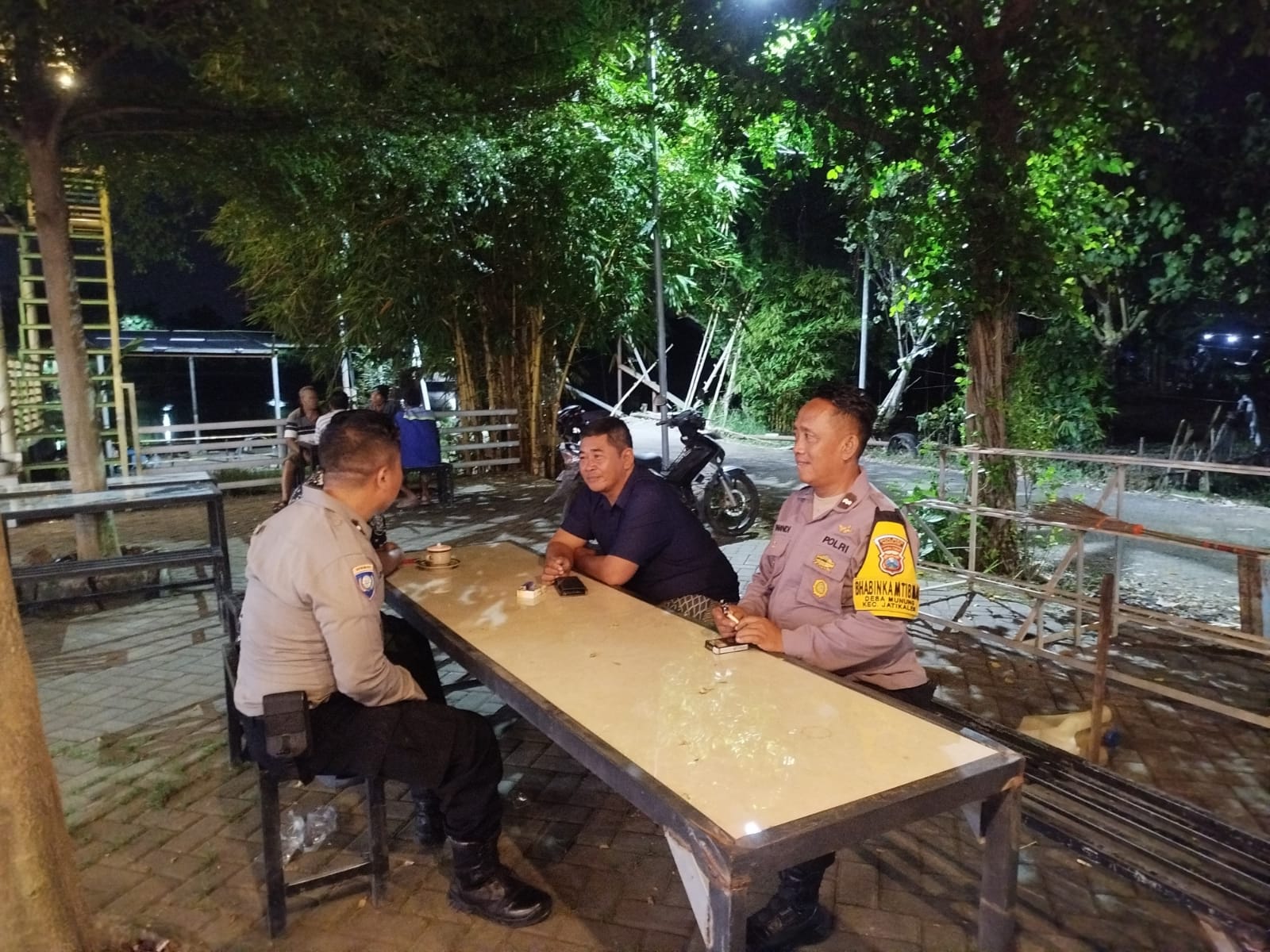 Lakukan Patroli Dialogis Malam Hari Polsek Jatikalen Sambangi Warga