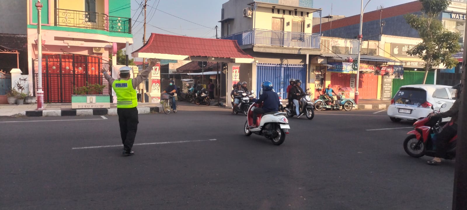 Wujud Pelayanan Masyarakat di Pagi Hari, Personel Polsek Nganjuk Kota Turun ke Jalan Bantu Kelancaran Arus Lalu Lintas
