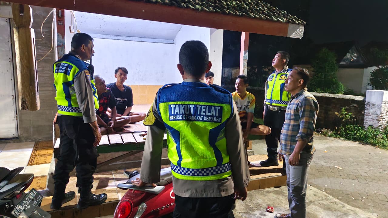 Cegah Aksi Pencurian, Polsek Warujayeng Gelar Patroli Dialogis di Pemukiman Dusun Blimbing