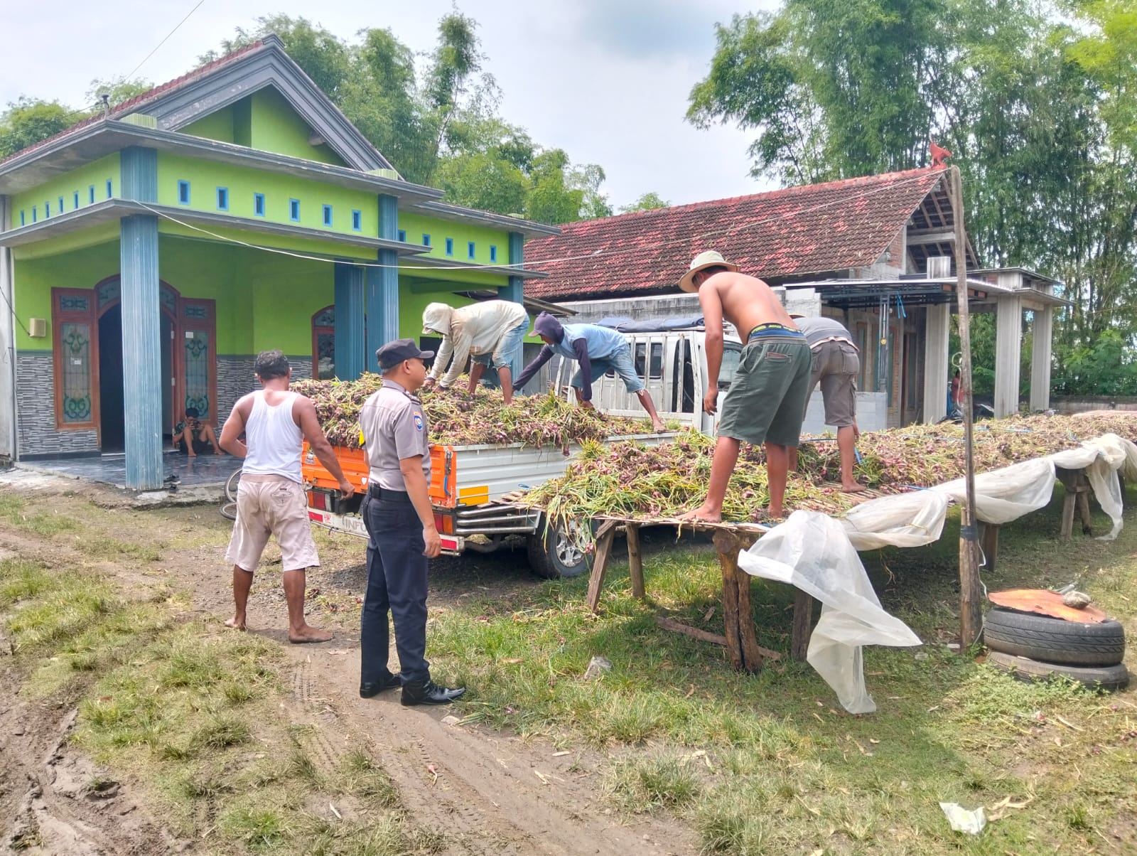 Pantau Panen Bawang Merah, Bhabinkamtibmas Nglinggo Ingatkan Petani Soal Keamanan Kendaraan