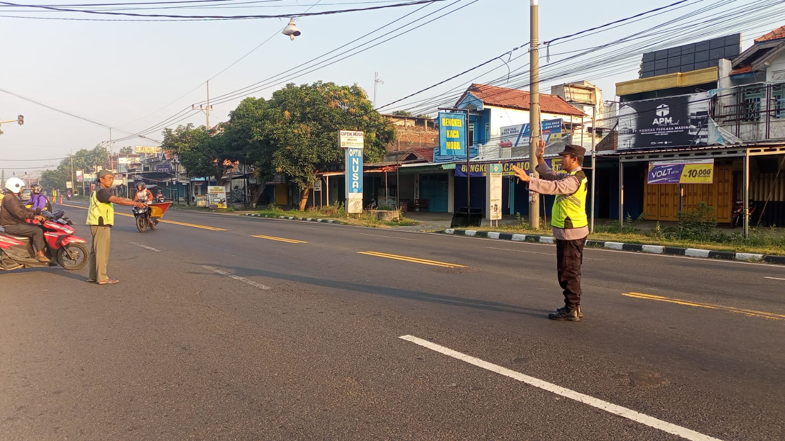 Giat Gaktur Pagi Polsek Kertosono Bantu Penyeberangan Masyarakat