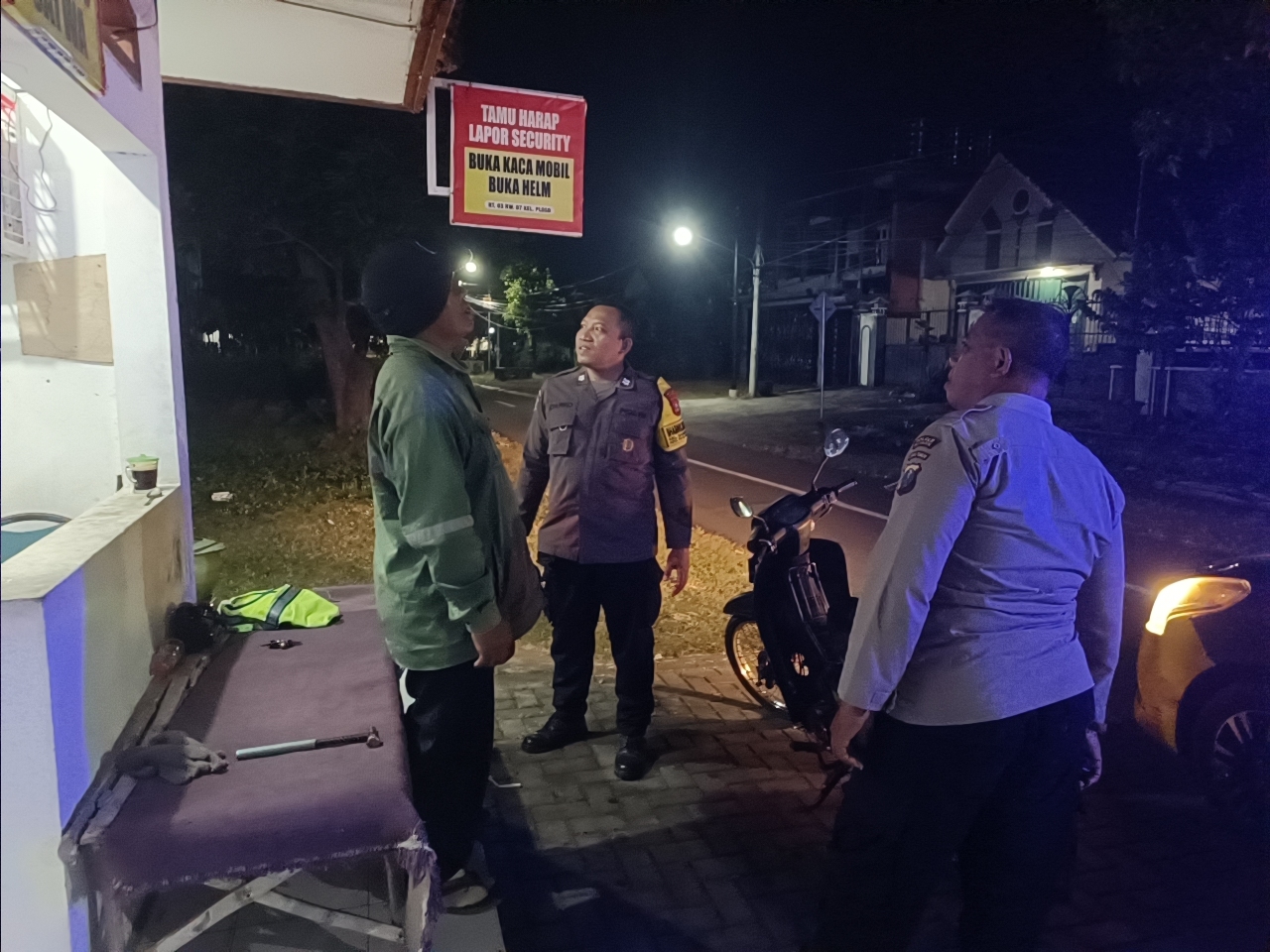 Patroli Malam Polsek Nganjuk Kota Sambangi Poskamling, Ingatkan Warga Tingkatkan Kewaspadaan