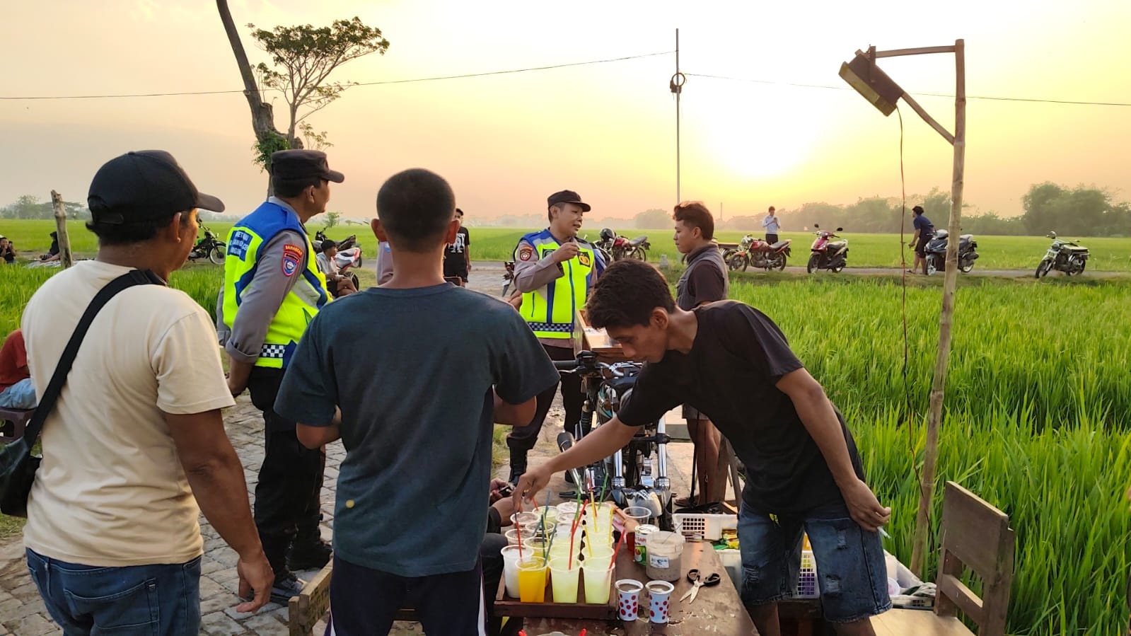 Patroli Sore di Warung Kopi Pinggir Sawah, Polsek Warujayeng Sampaikan Pesan Kamtibmas dan Kenalkan Layanan Polisi 110