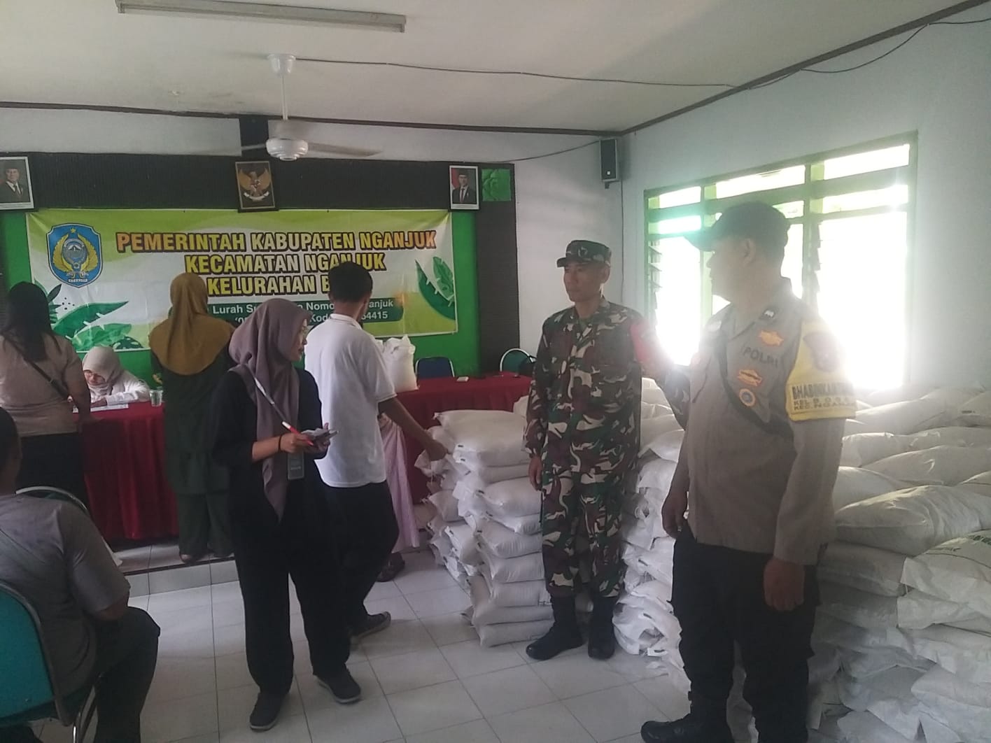 Bhabinkamtibmas Polsek Nganjuk Kota Pantau Penyaluran Bantuan Pangan Nasional di Kelurahan Bogo