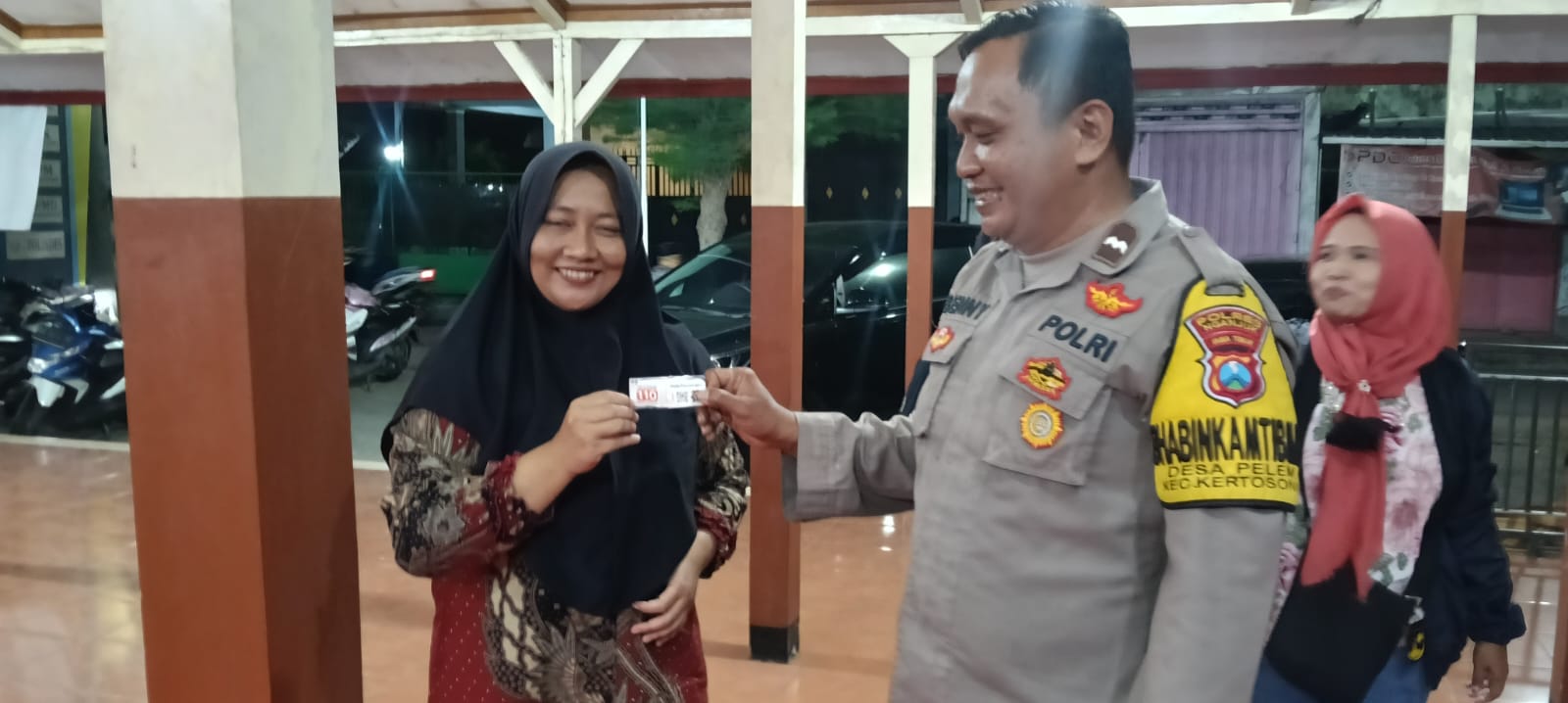 Bhabinkamtibmas Desa Pelem Bagikan Pamflet Layanan Polri 110 kepada Warga Desa Binaannya