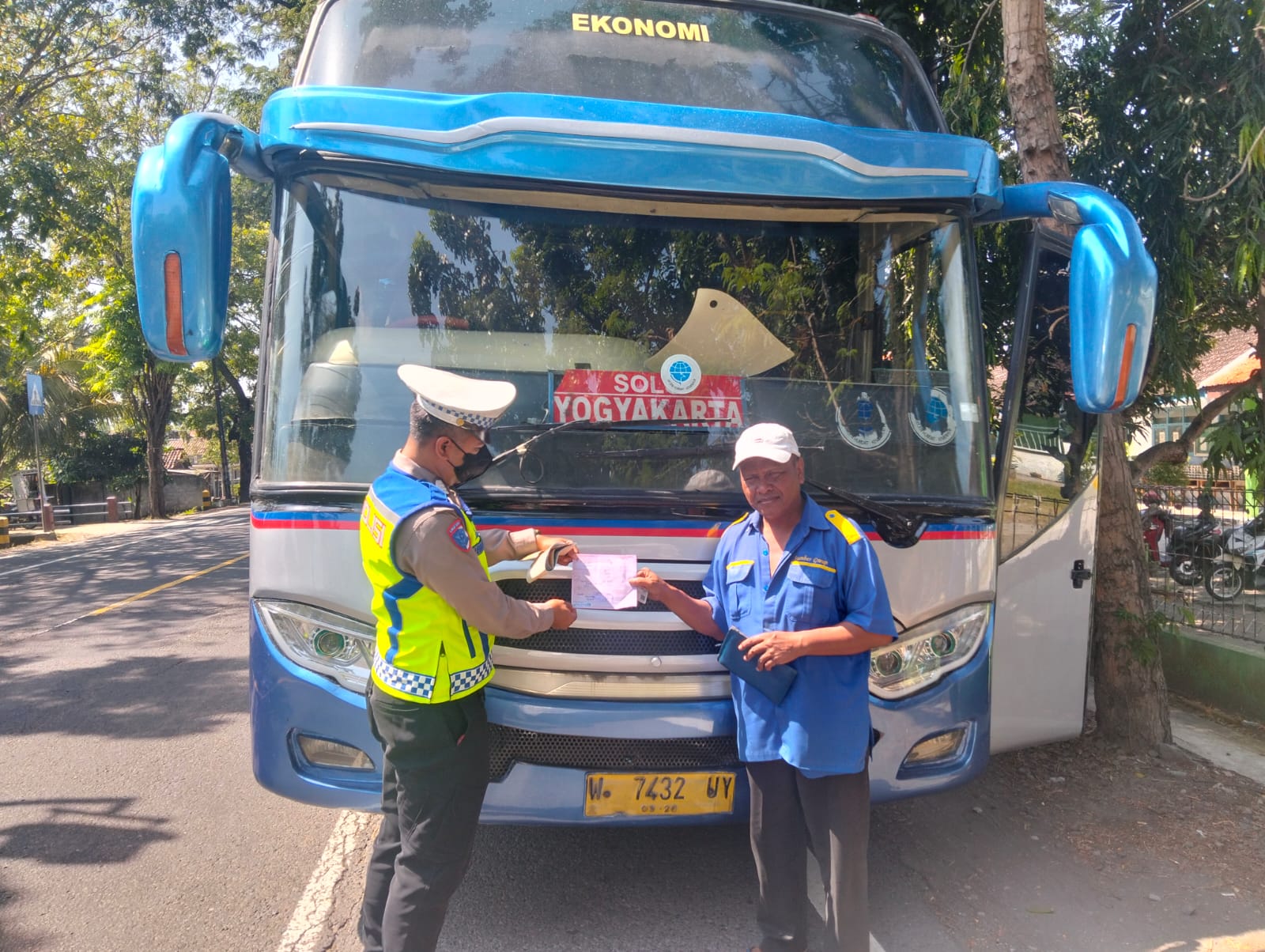 Nekat Langgar Marka Jalan, Bus di Nganjuk Ditindak Tegas Polisi Lalu Lintas