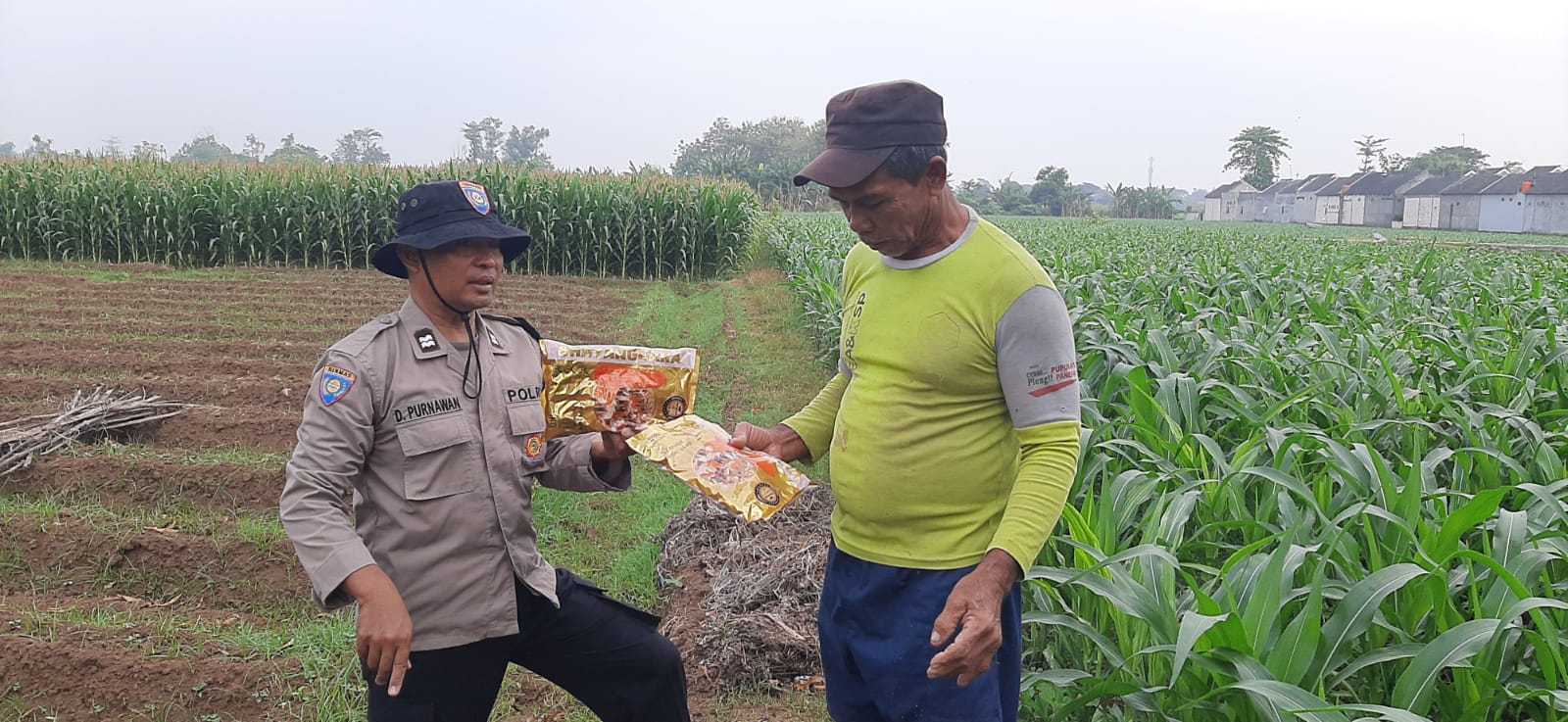 Dukung Swasembada Pangan, Bhabinkamtibmas Polsek Nganjuk Kota Bagikan Benih Jagung Bhayangkara kepada Petani