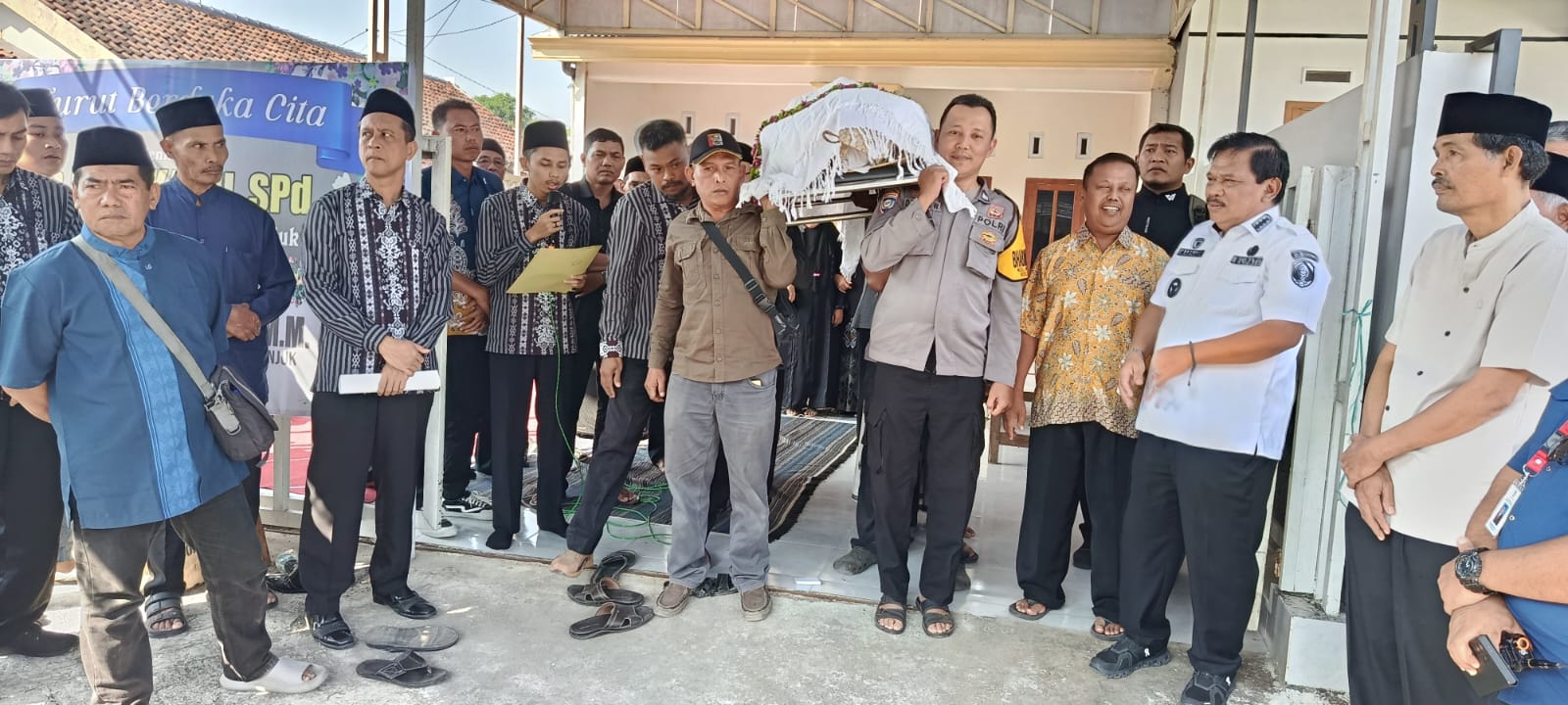 Bhabinkamtibmas Werungotok Takziah dan Bantu Pengantaran Jenazah Warga Binaannya