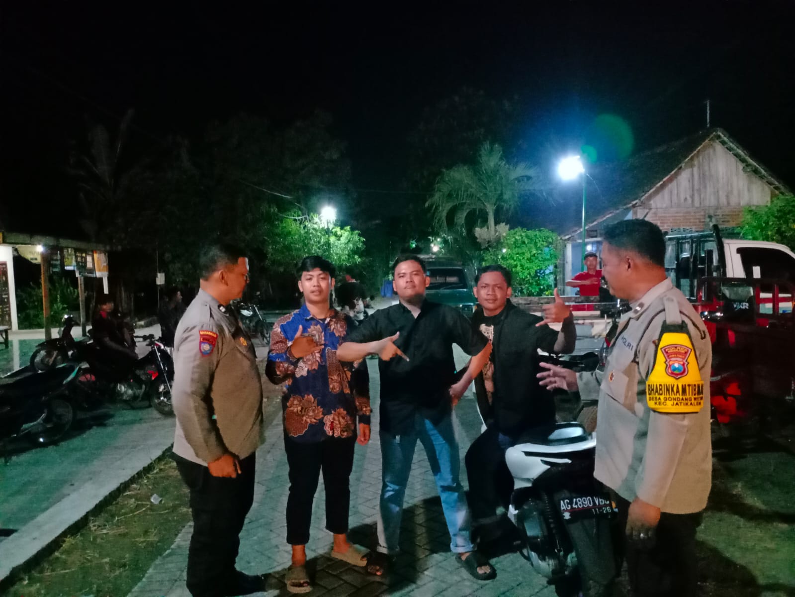 Patroli Dialogis, Anggota Polsek Jatikalen Sambangi Warga masyarakat Desa Dawuhan di Malam Hari, Sampaikan Pesan Kamtibmas