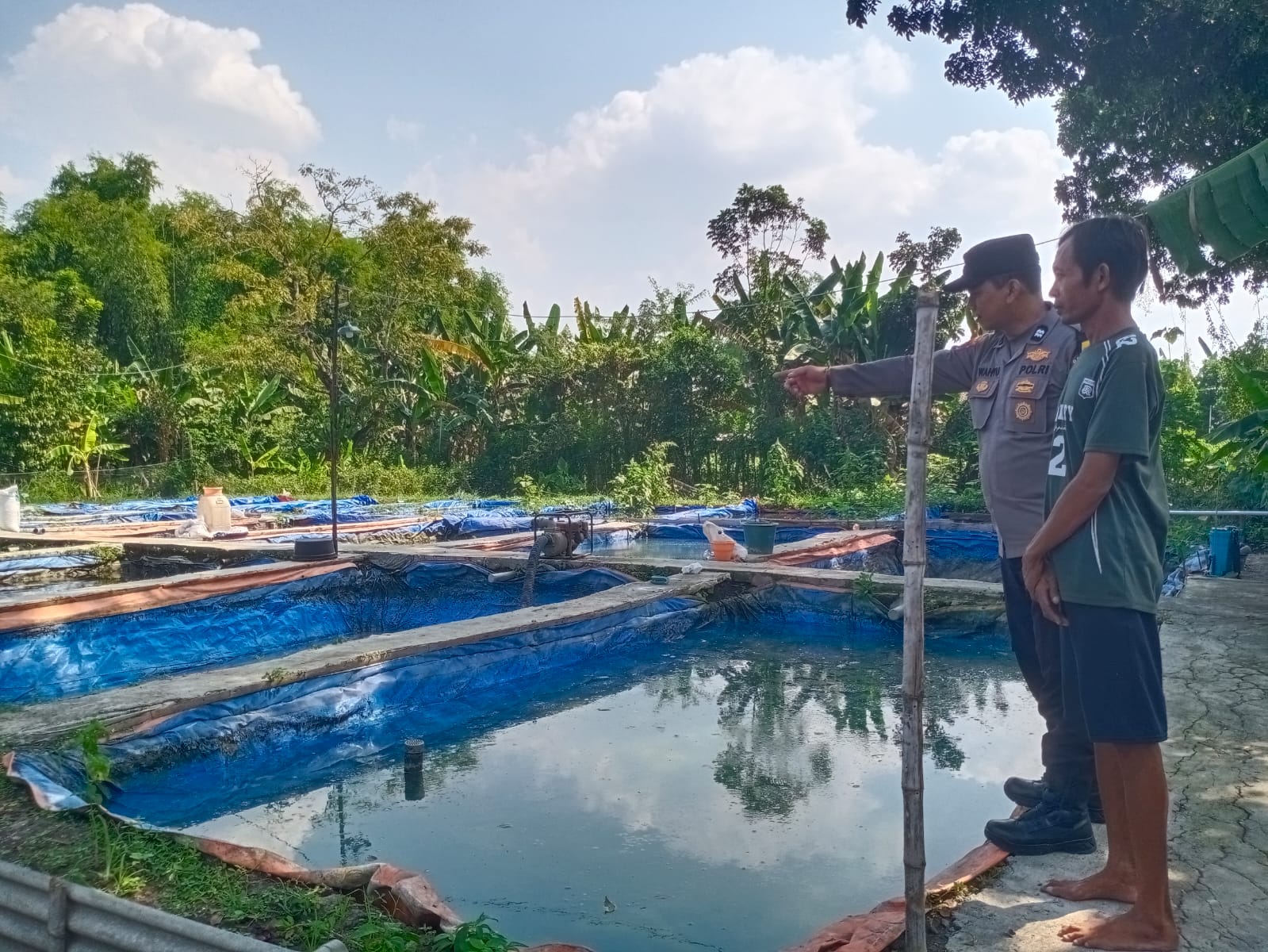 Aiptu Wahyu Bhabinkamtibmas Desa Begendeng Sambangi Pemilik Kolam Ikan Di Desa Binaan