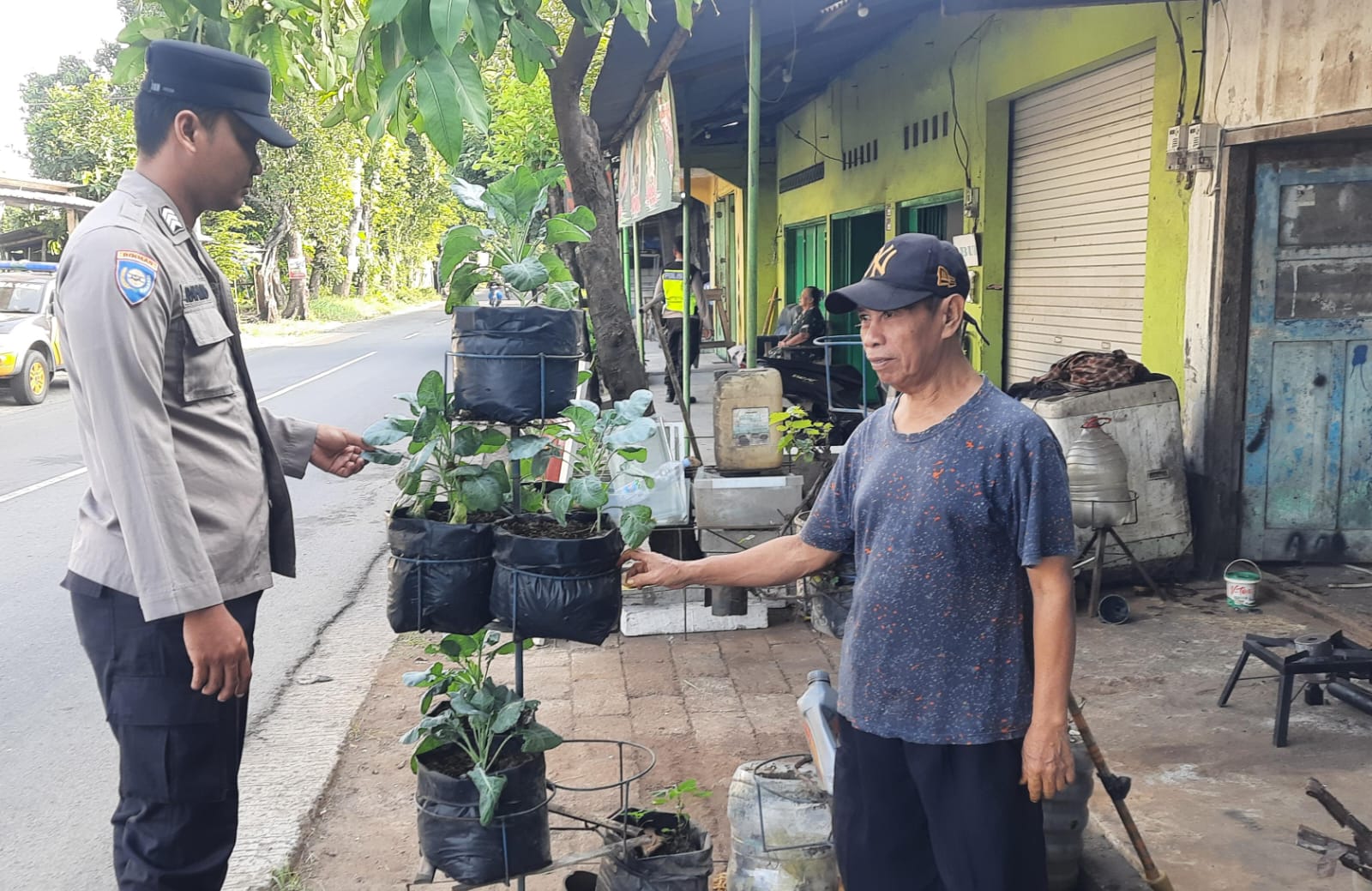 Vertikultur Jadi Solusi Lahan Sempit, Bhabinkamtibmas Kapas Dukung Ketahanan Pangan Warga