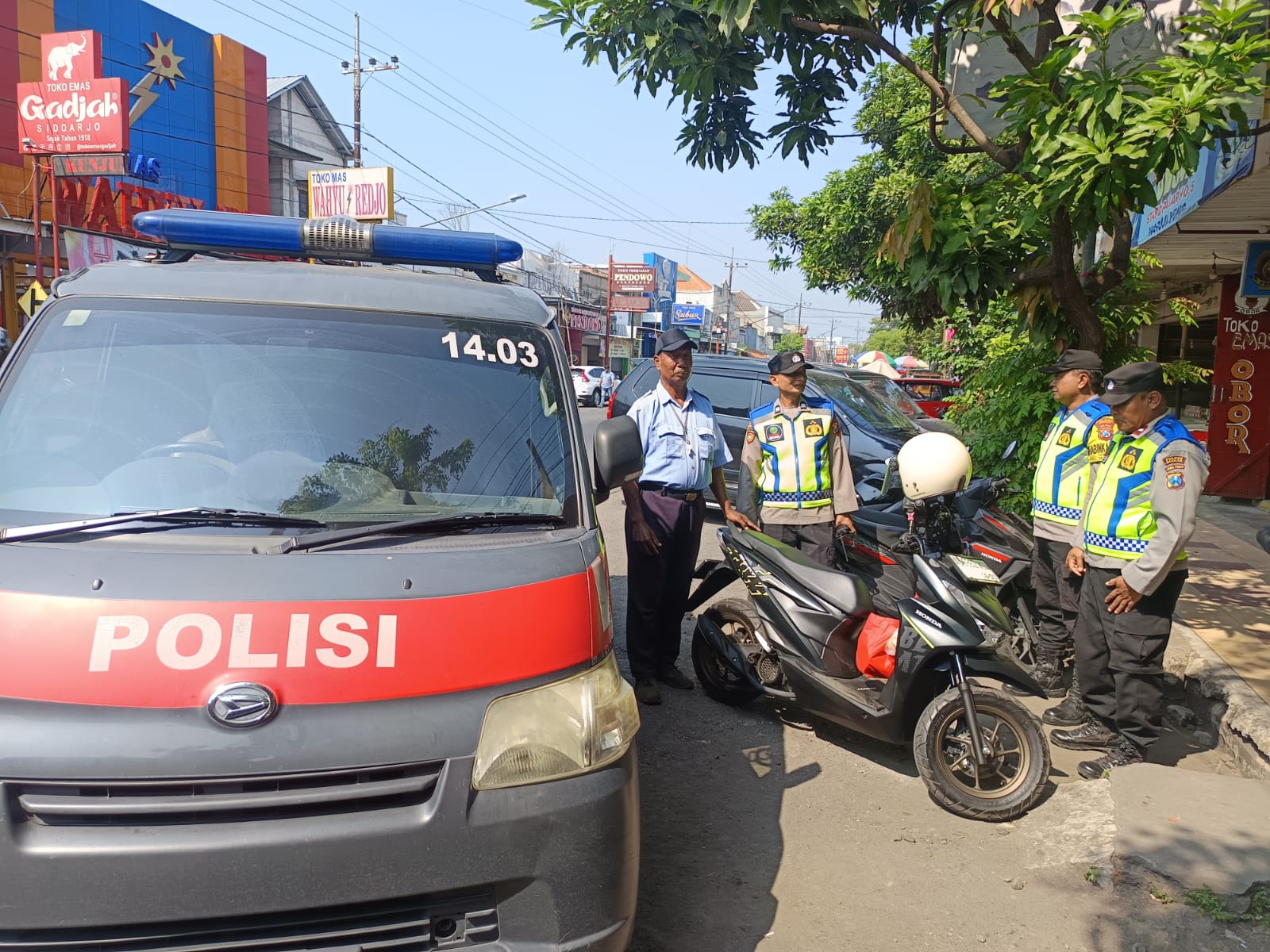 Cegah Curanmor, Patroli Polsek Warujayeng Sapa Petugas Parkir di Jln. A. Yani Tanjunganom