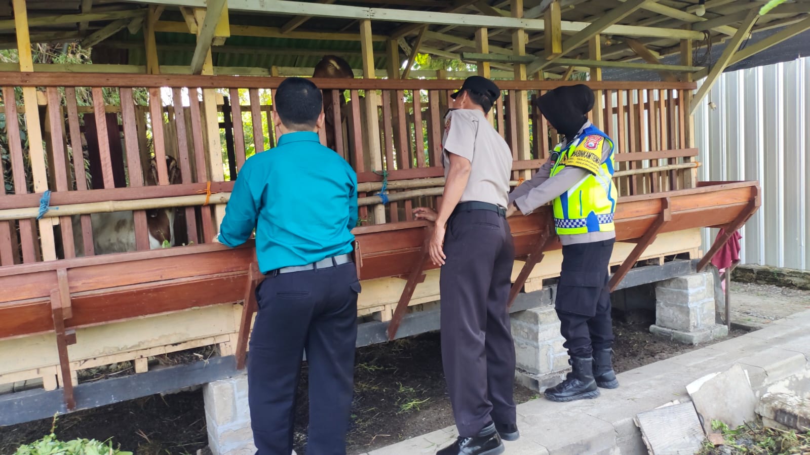 Kanit Binmas Polsek Warujayeng Pantau Pemanfaatan Lahan P2B di Pomosda Tanjunganom