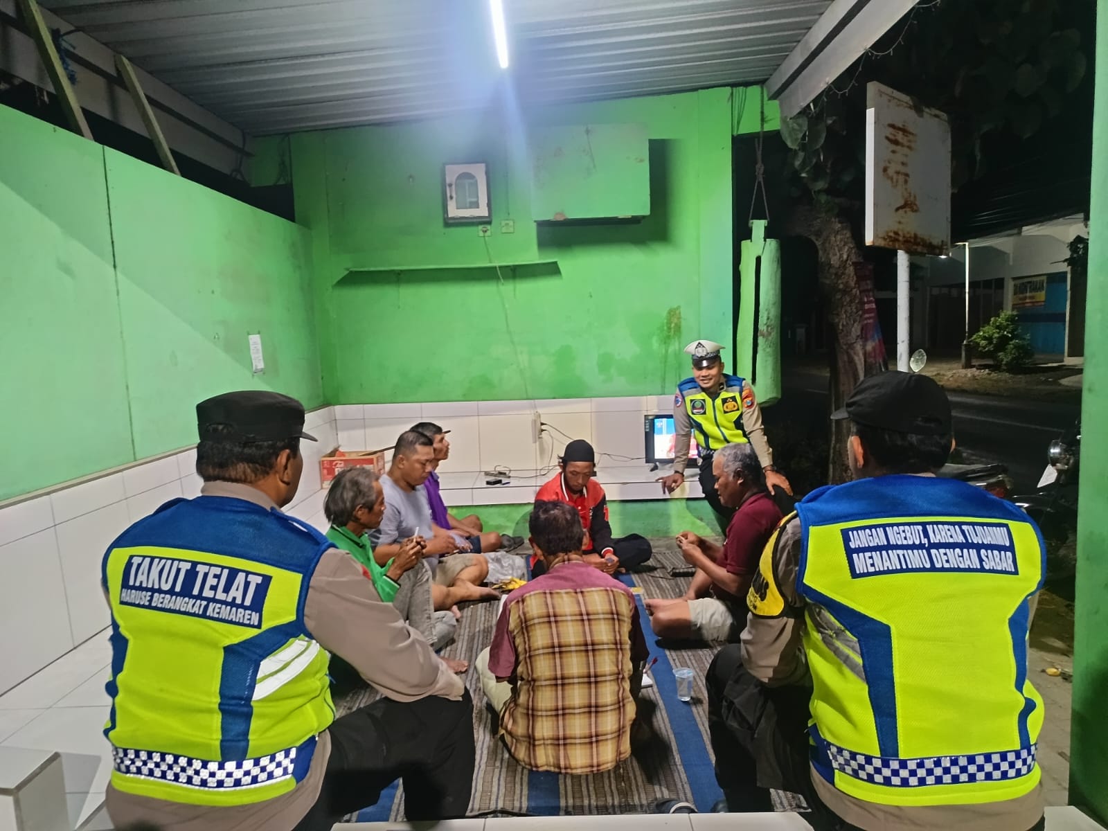 Patroli Harkamtibmas, Polsek Warujayeng Sambangi Poskamling Dusun Jarakan dan Ajak Warga Tingkatkan Kewaspadaan
